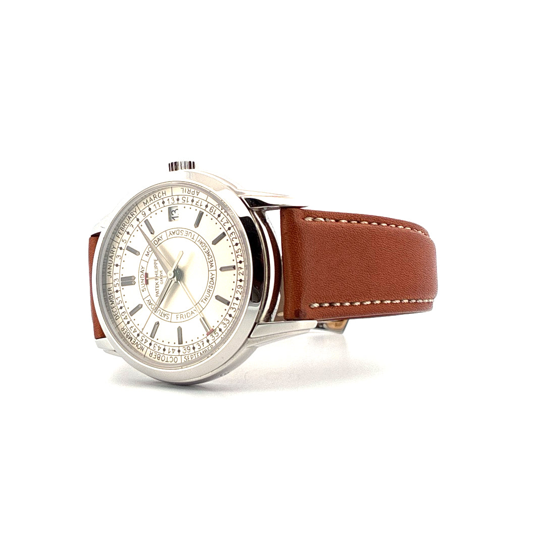Patek Philippe Calatrava Weekly Calendar 5212A-001 seitliche Ansicht mit braunem Lederarmband und Kalenderanzeige
