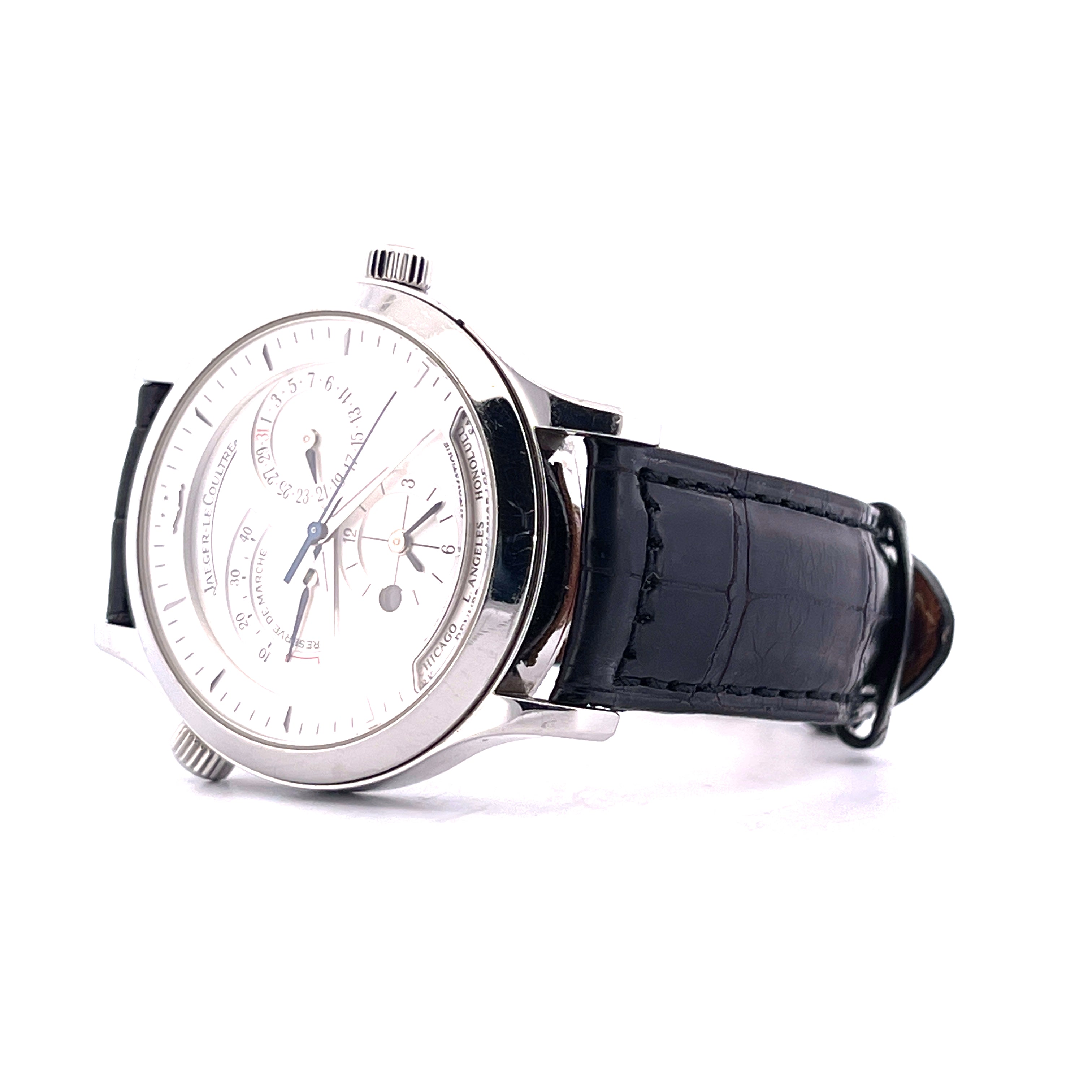 Jaeger LeCoultre Master Geographic 38mm mit Edelstahlgehäuse und schwarzem Lederarmband auf weissem Hintergrund