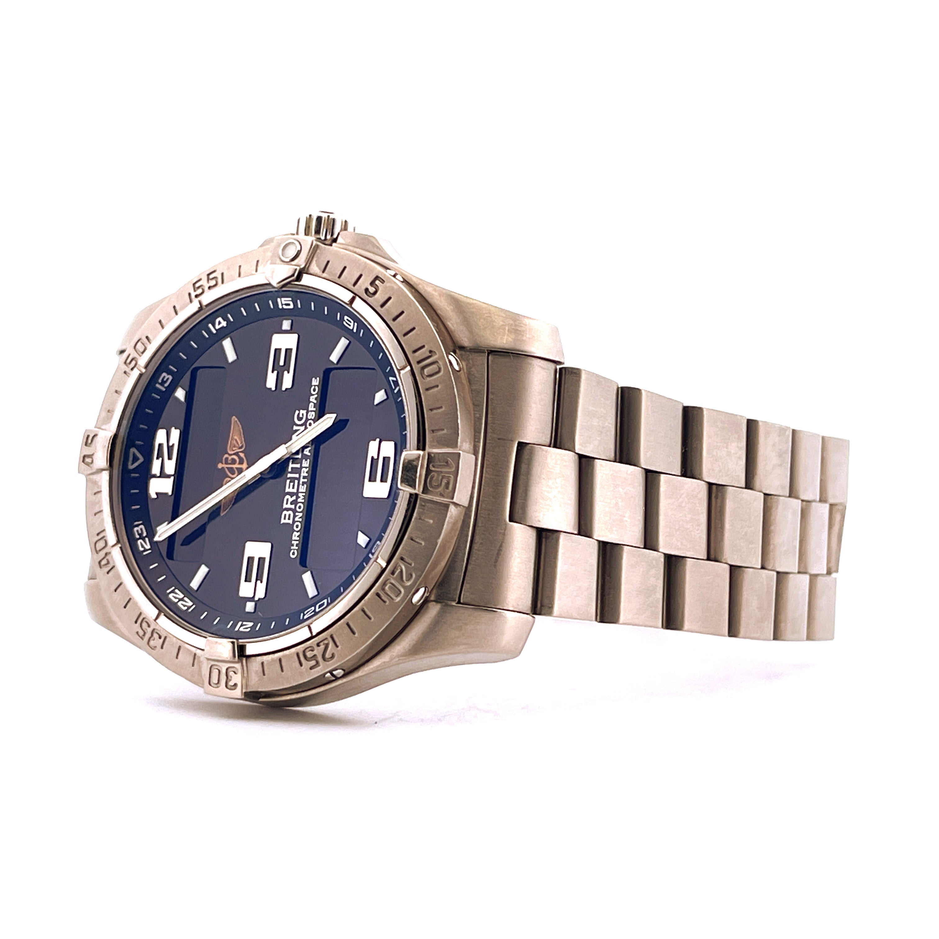 Eine Breitling Aerospace Avantage Titan Uhr mit blauem Zifferblatt in schräger Seitenansicht auf weißem Hintergrund