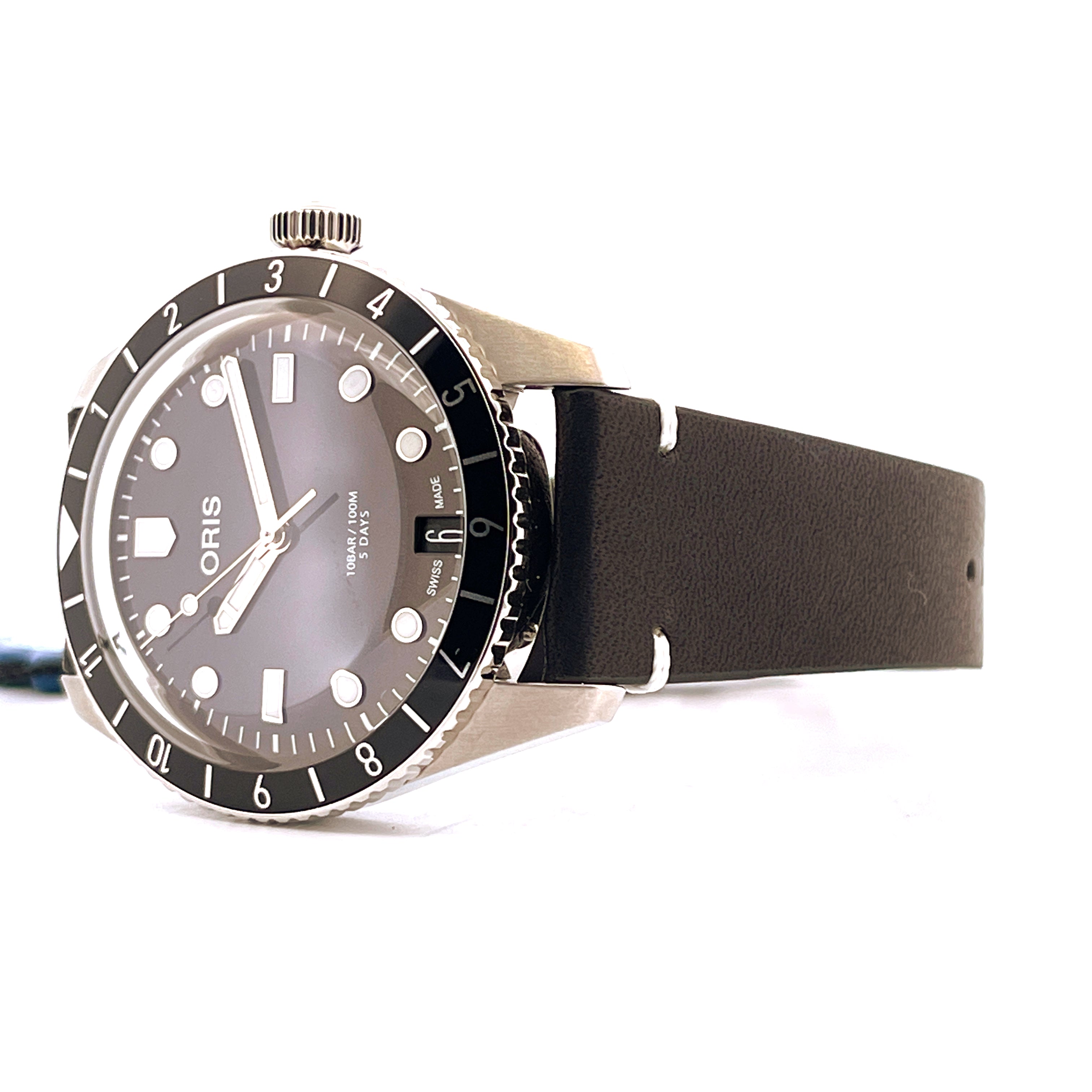 Oris Divers Sixty Five im Detail, Edelstahlgehäuse mit schwarzer Lünette und Lederarmband auf weißem Hintergrund