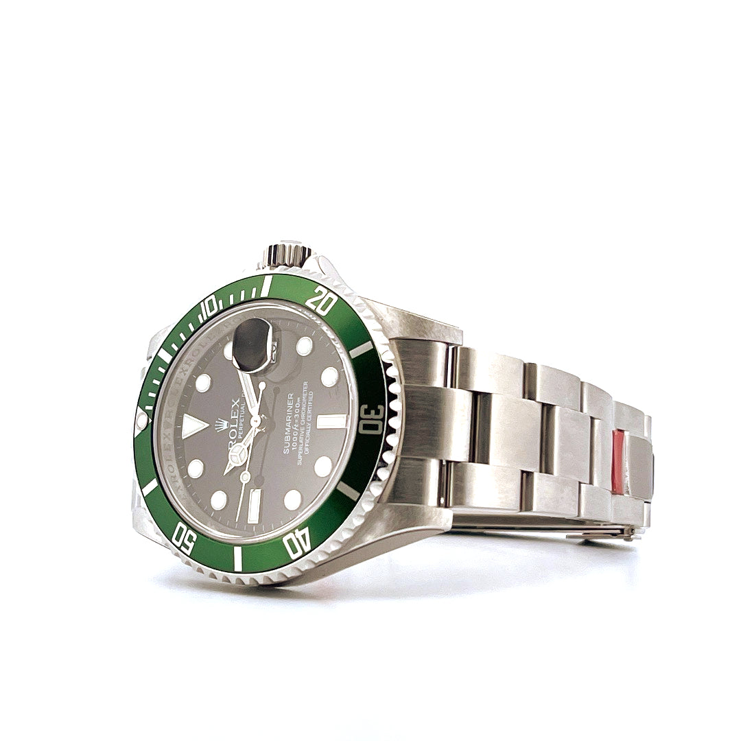 Rolex "Kermit" Submariner Date 40mm Stahl mit gruener Keramik-Luenette und grauem Zifferblatt auf weissem Hintergrund