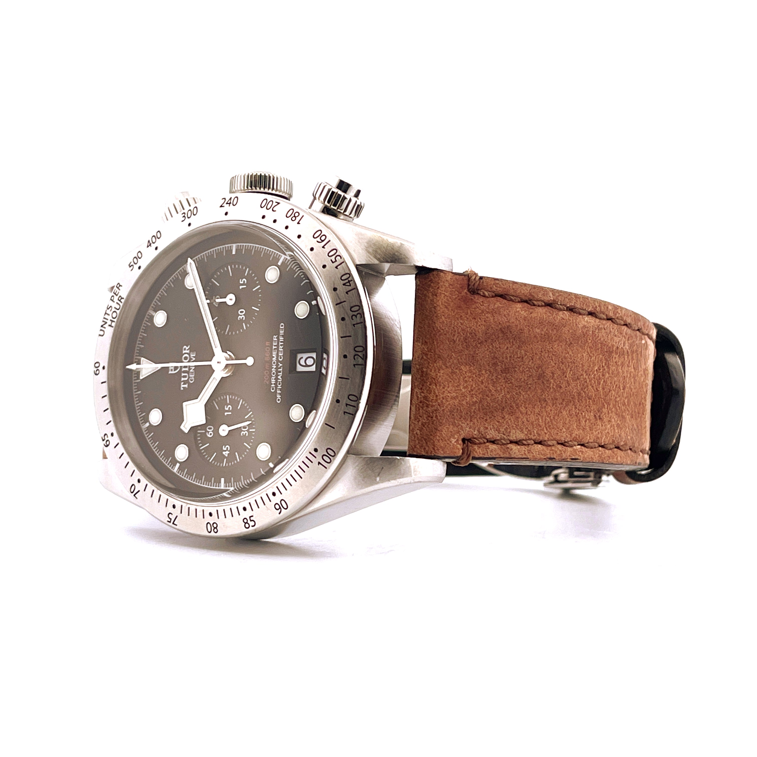 Seitenansicht einer Tudor Black Bay Chrono aus Stahl mit braunem Lederarmband auf weißem Hintergrund