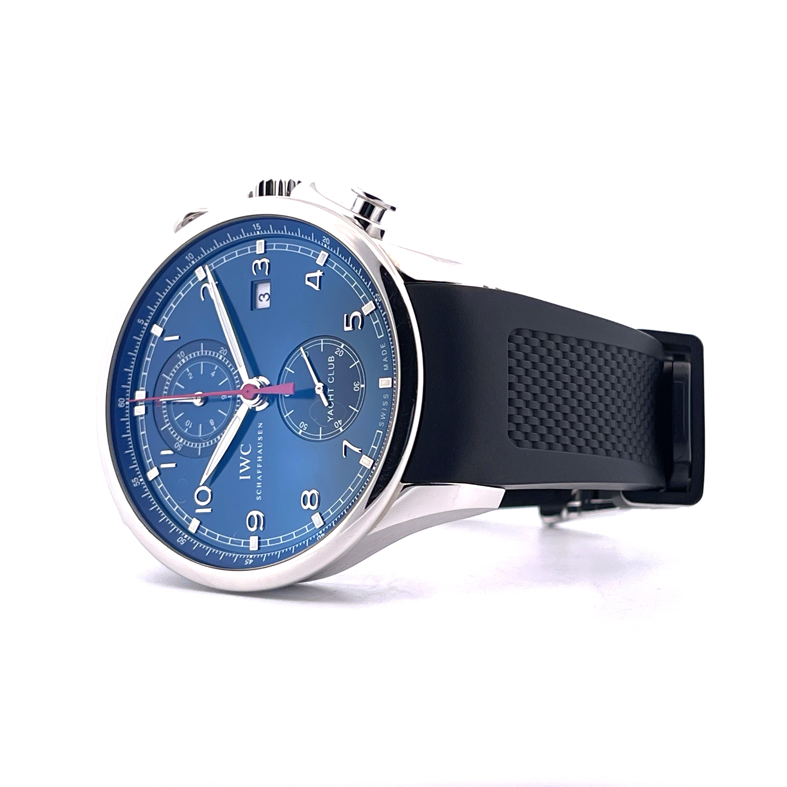 IWC Portuguese Yacht Club Chronograph Laureus in Stahl mit blauem Zifferblatt und schwarzem Kautschukband auf weissem Hintergrund