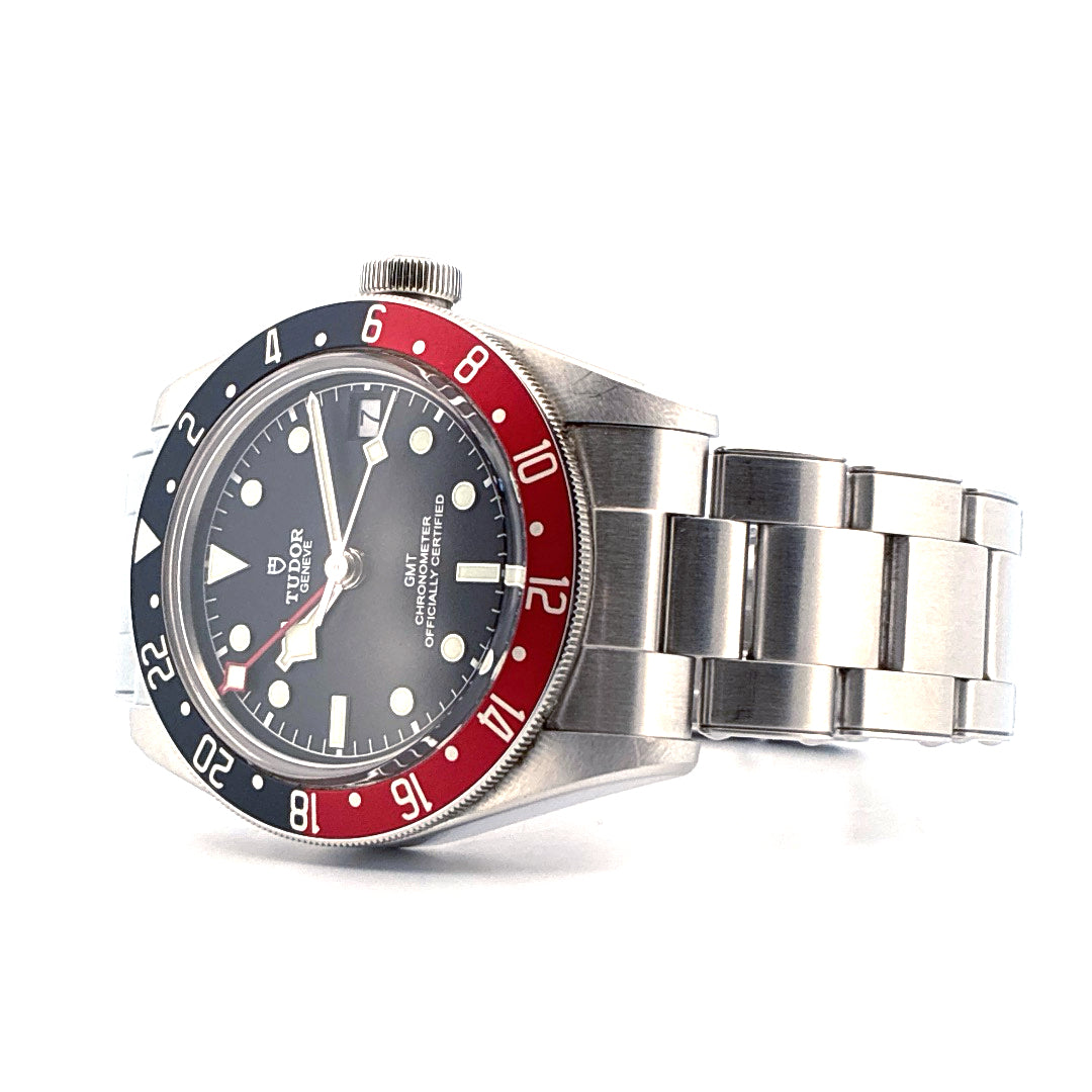 Tudor Heritage Black Bay GMT (2020), Schrägansicht mit Zifferblatt, Krone und Armband vor weißem Hintergrund