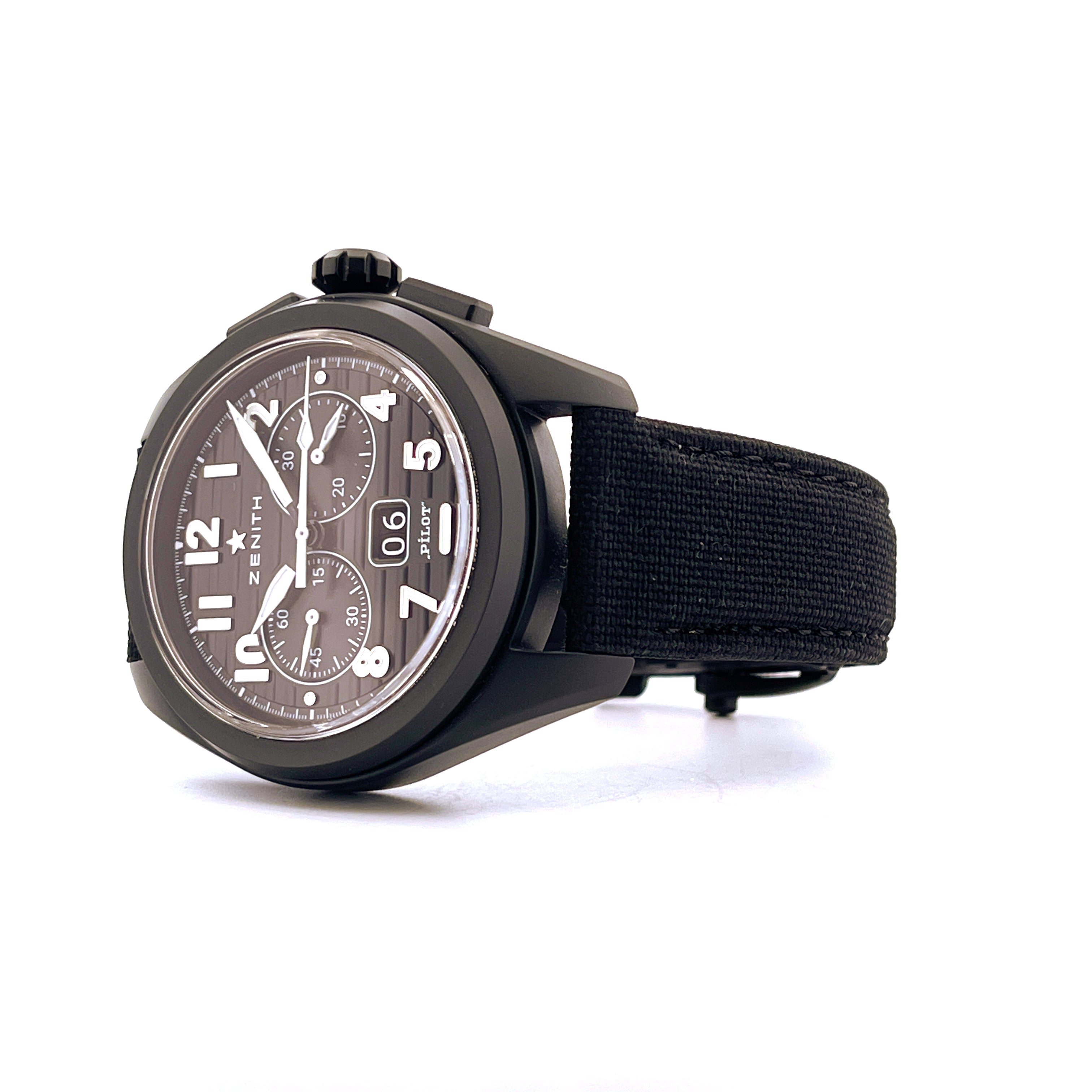 Zenith Pilot Big Date Flyback in Keramik mit schwarzem Textilband auf weißem Hintergrund