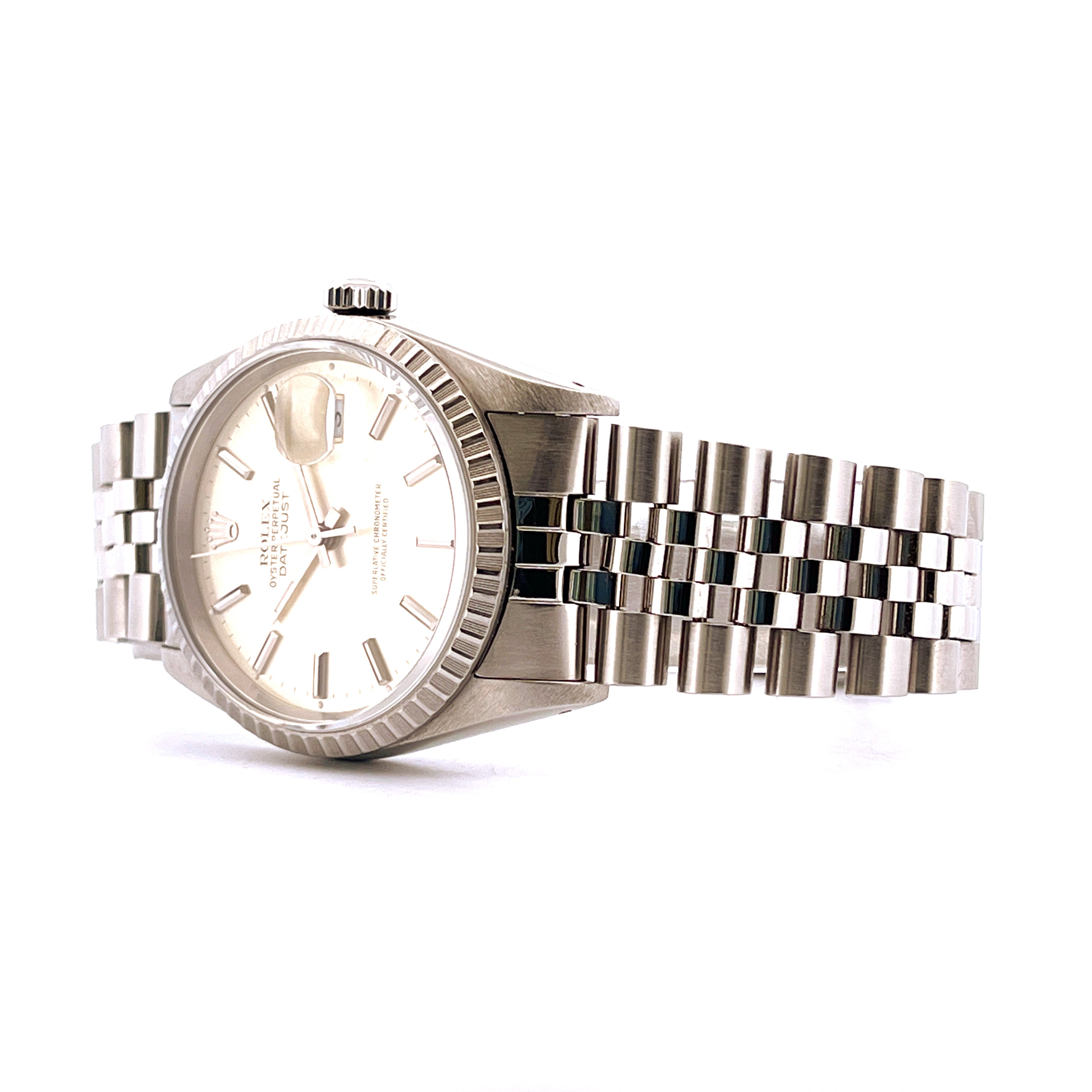 Rolex Datejust 36 mit Stahlgehäuse und silbernem Zifferblatt, im Profil auf weißem Hintergrund