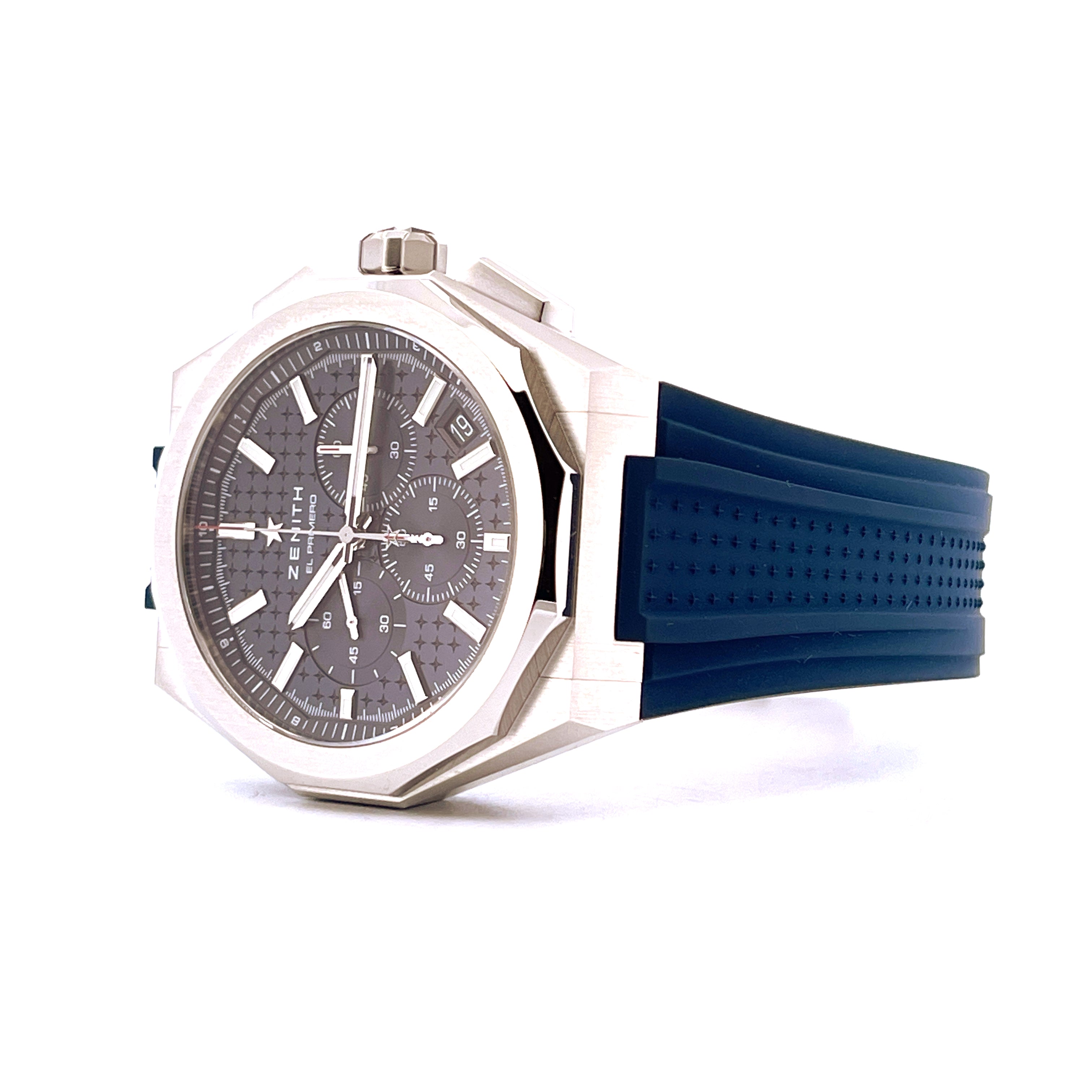 Zenith Defy Skyline Blue Stahl mit blauem Gummiarmband in Seitenansicht auf weißem Hintergrund