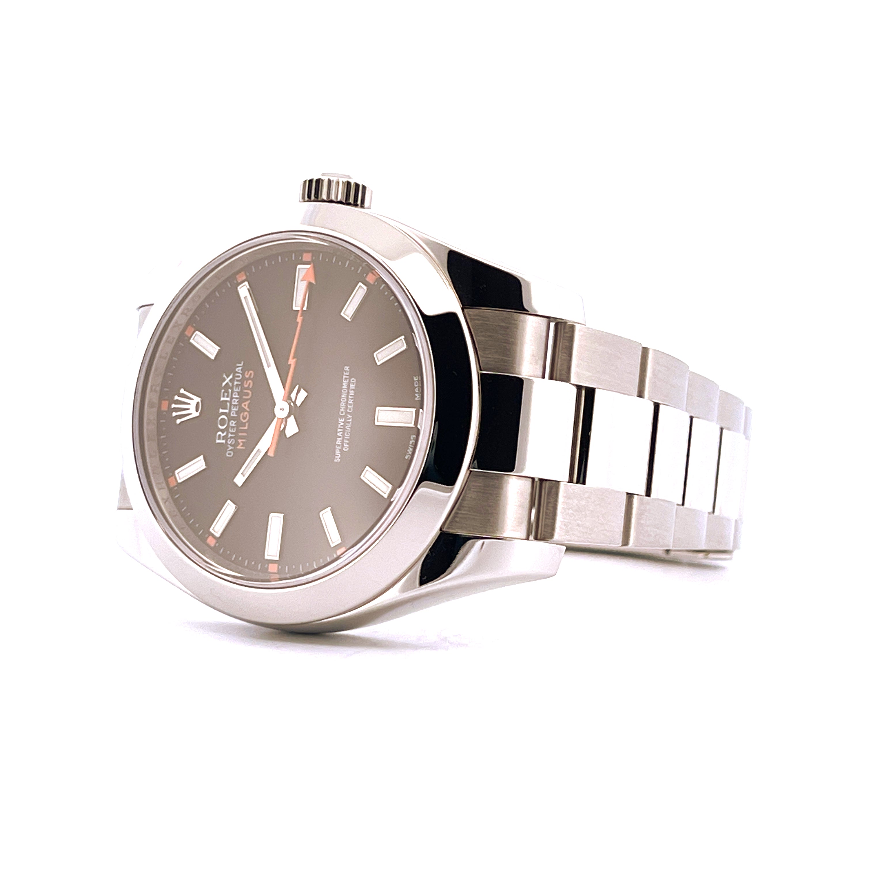 Rolex Milgauss 116400 im Seitenprofil mit grauem Zifferblatt und Stahlarmband auf weißem Hintergrund
