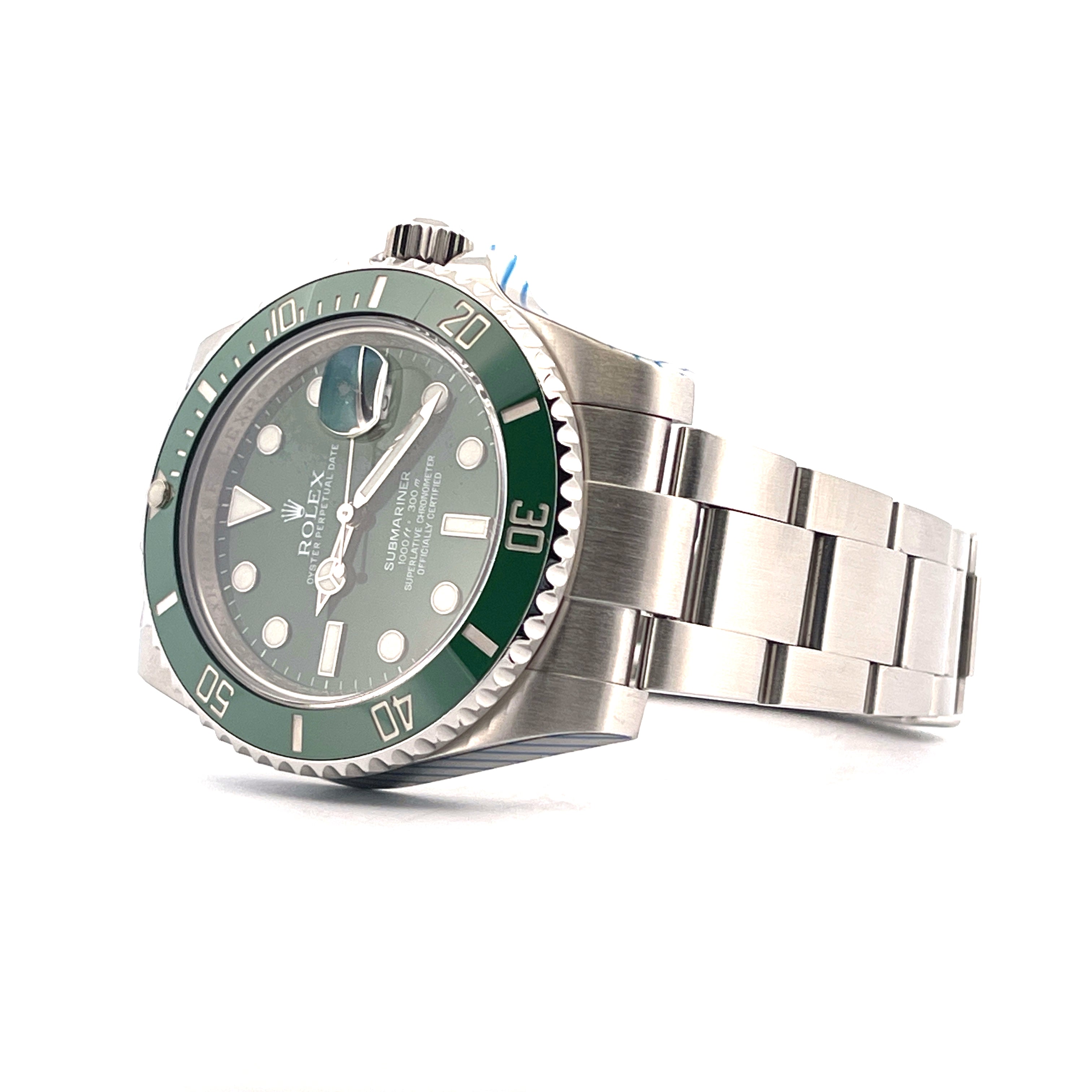 Rolex Submariner Date "Hulk" im Detail aus Stahl mit grünem Zifferblatt und Lünette auf weißem Hintergrund