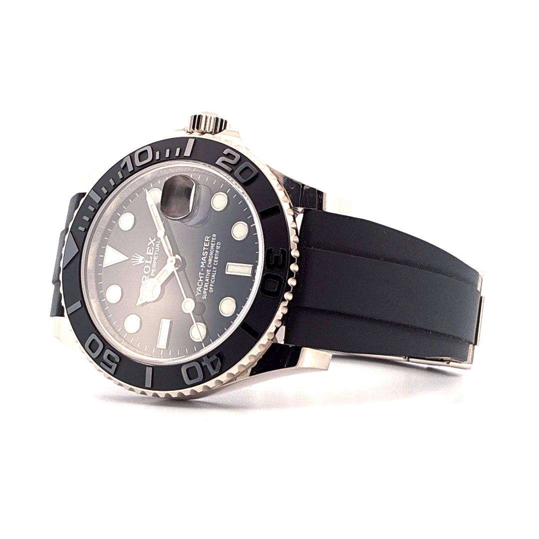 Rolex Yacht-Master 42mm Weißgold mit schwarzem Kautschukband auf weißem Hintergrund