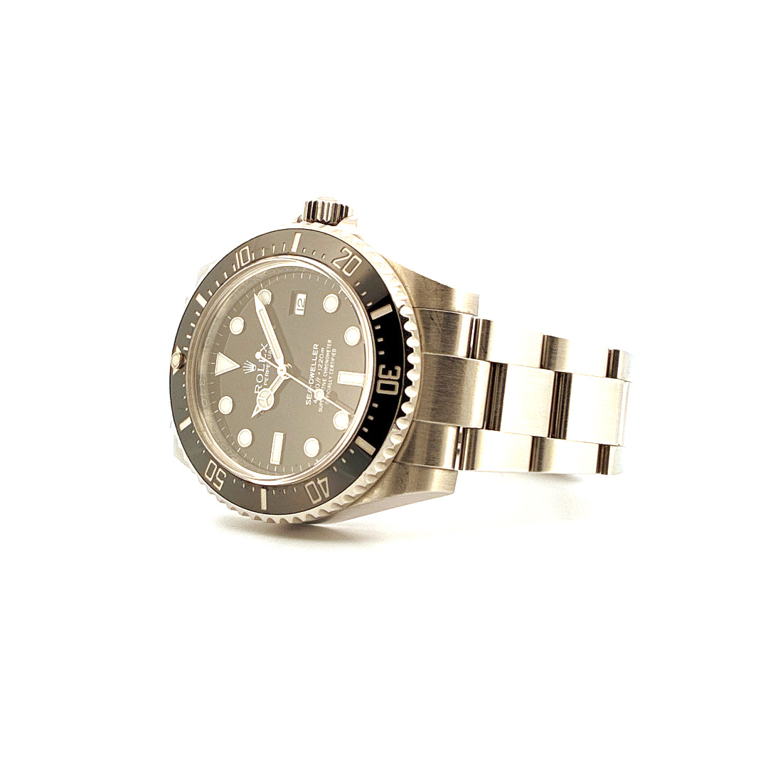 Rolex Sea-Dweller 4000 Automatik aus Edelstahl mit grauem Zifferblatt und schwarzer Keramiklünette auf weißem Hintergrund