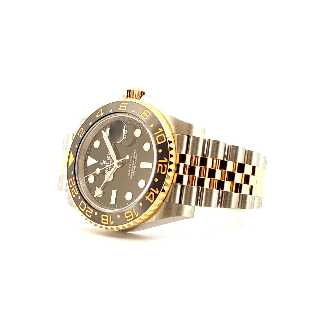 Rolex GMT-Master II Stahl/Gelbgold im Detail von der Seite auf weißem Hintergrund