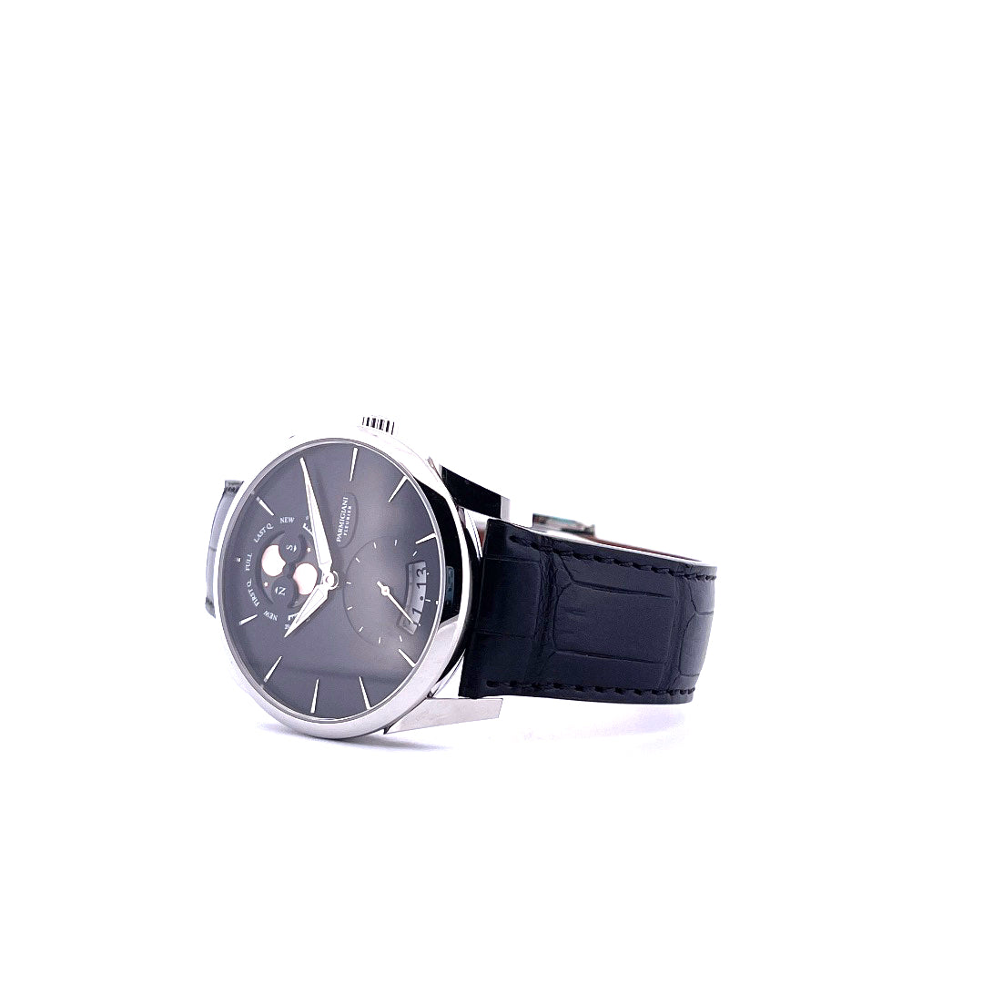 Parmigiani Tonda 1950 Lune, Schrägansicht mit Zifferblatt, Krone und Armband vor weißem Hintergrund