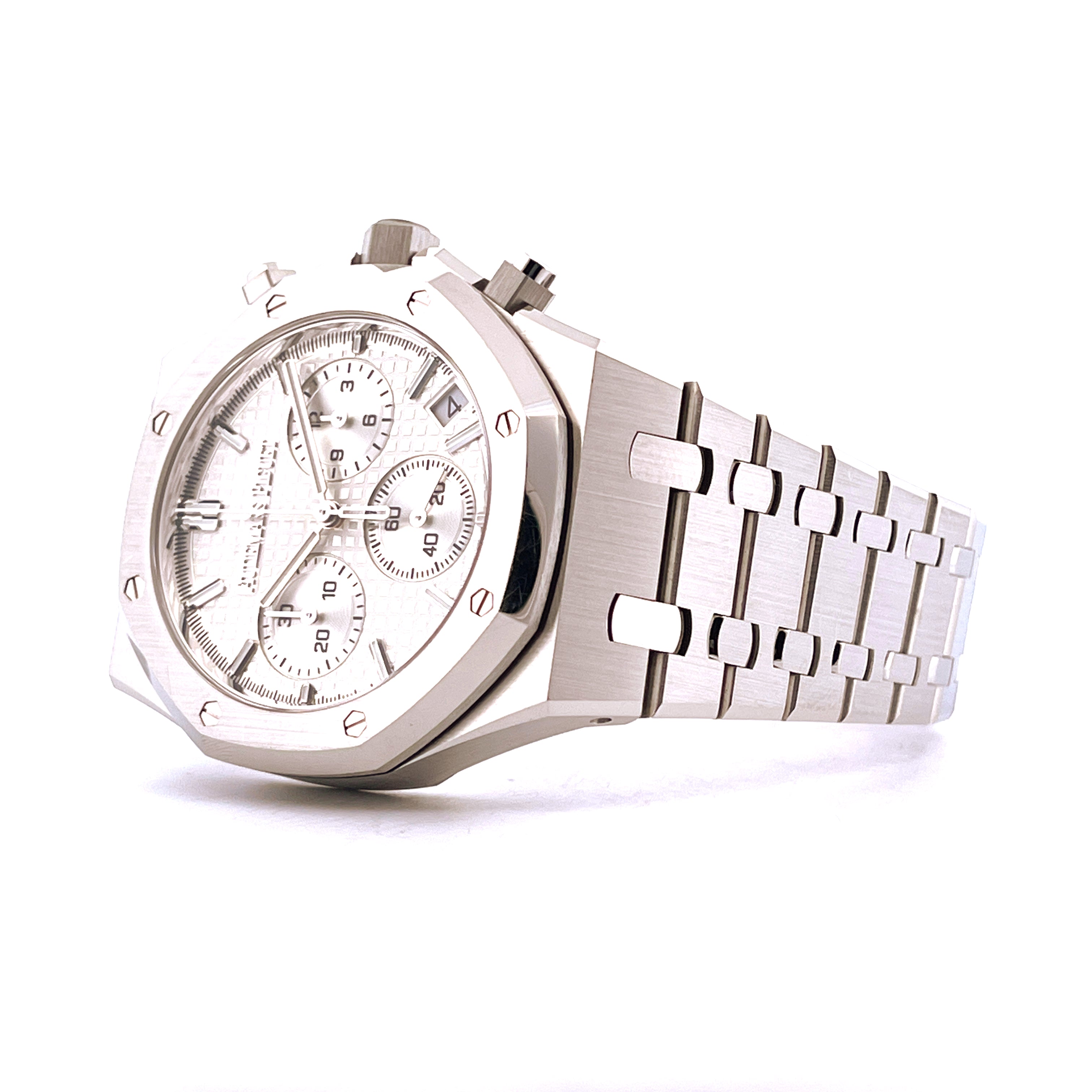 Audemars Piguet Royal Oak Chrono 2022 aus Stahl mit weißem Zifferblatt und Stahlarmband, von der Seite aufgenommen, auf we…