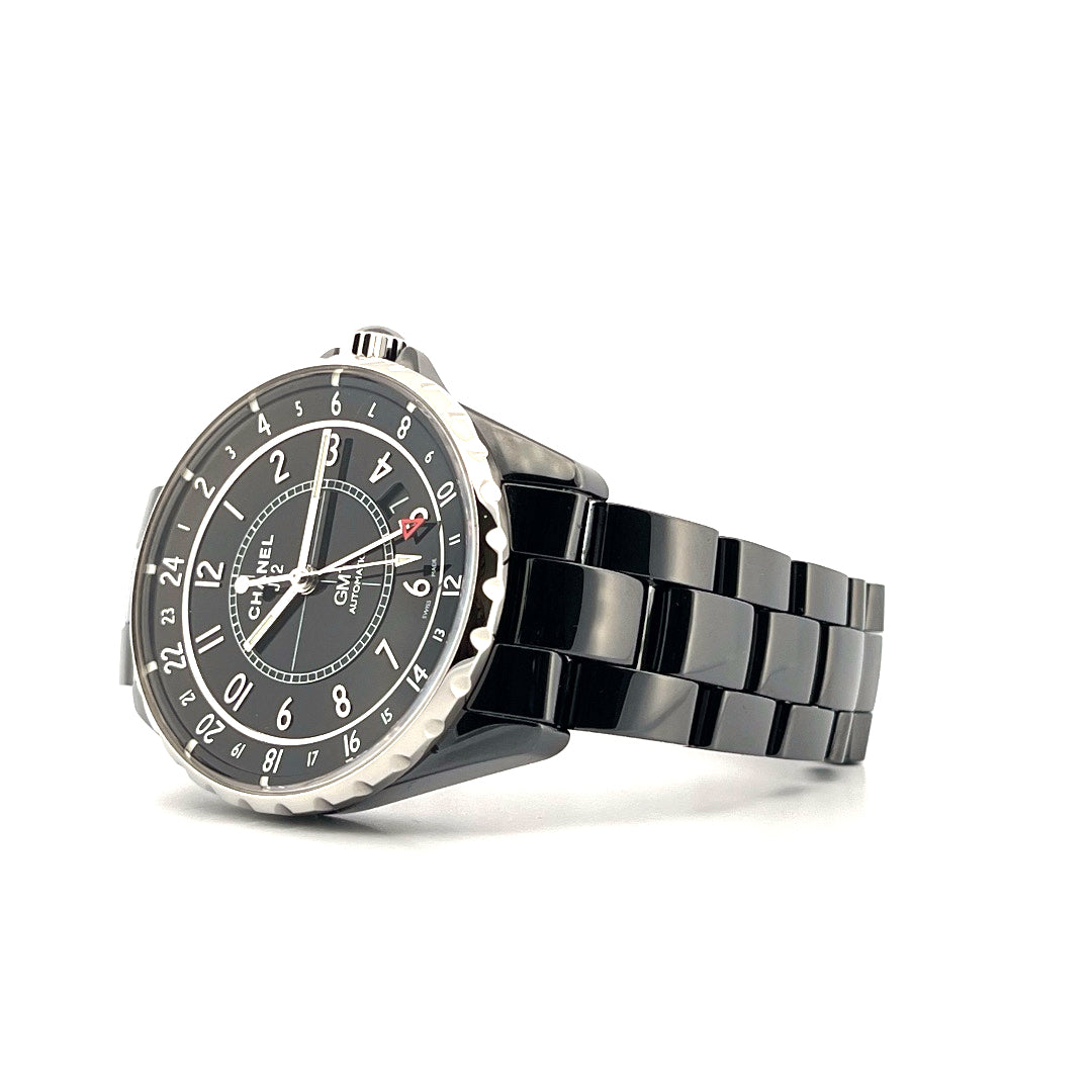 Chanel J12 GMT Keramik schwarz aus dem Jahr 2025 auf weißem Hintergrund