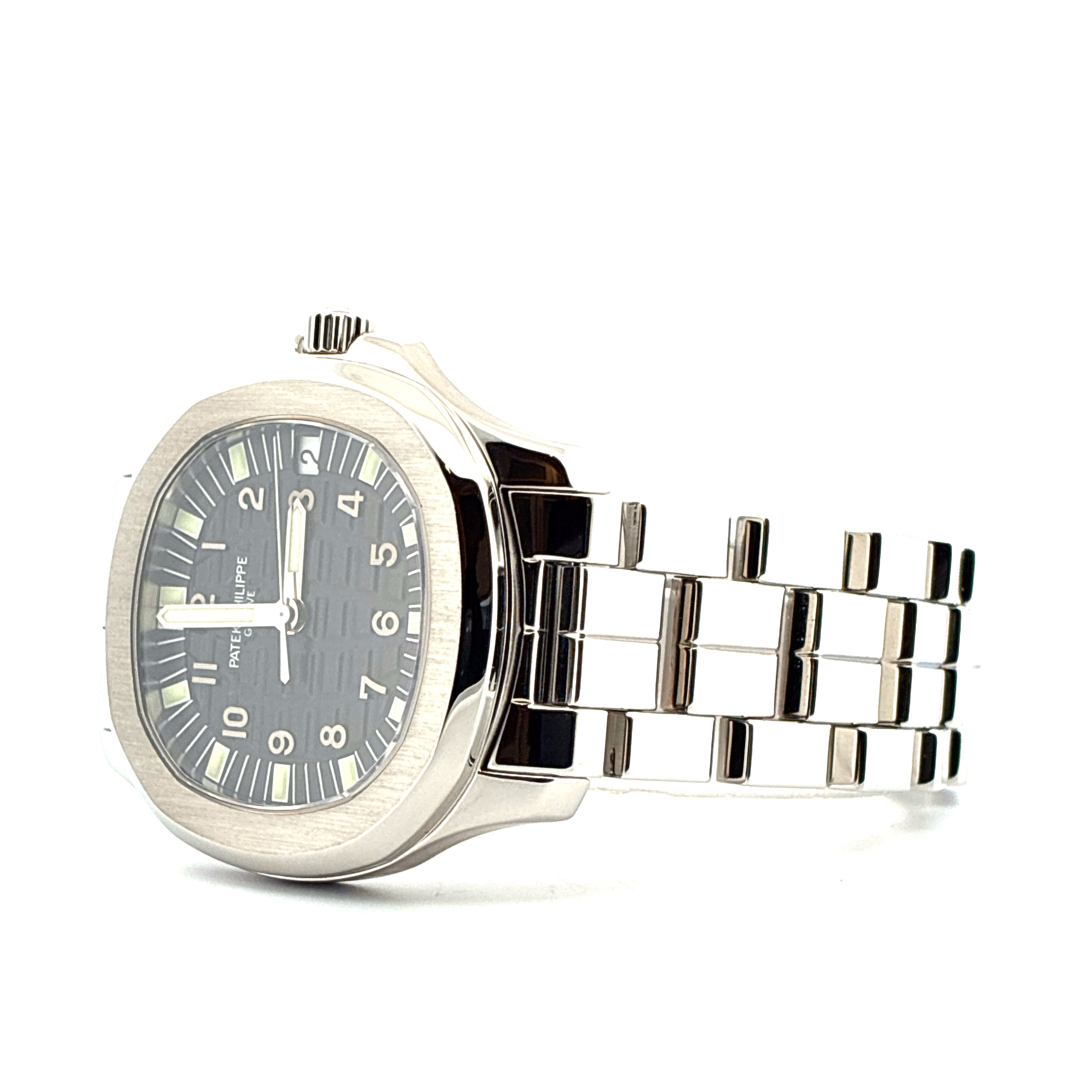 Patek Philippe Aquanaut 5167/1A im Detail von der Seite mit Edelstahlarmband auf weißem Hintergrund