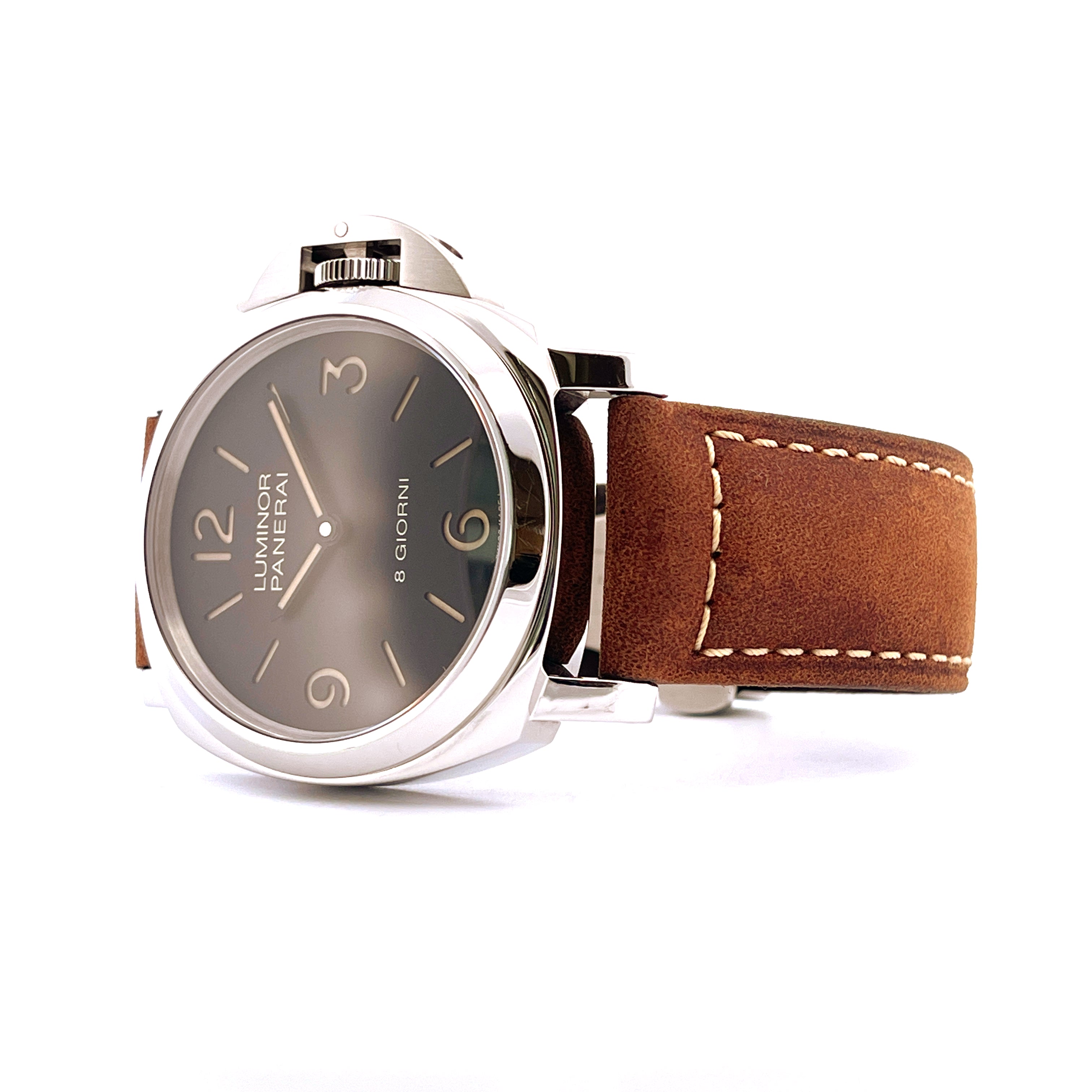 Panerai Luminor Pam00914 8Days Uhr mit braunem Lederband, seitliche Ansicht auf weißem Hintergrund