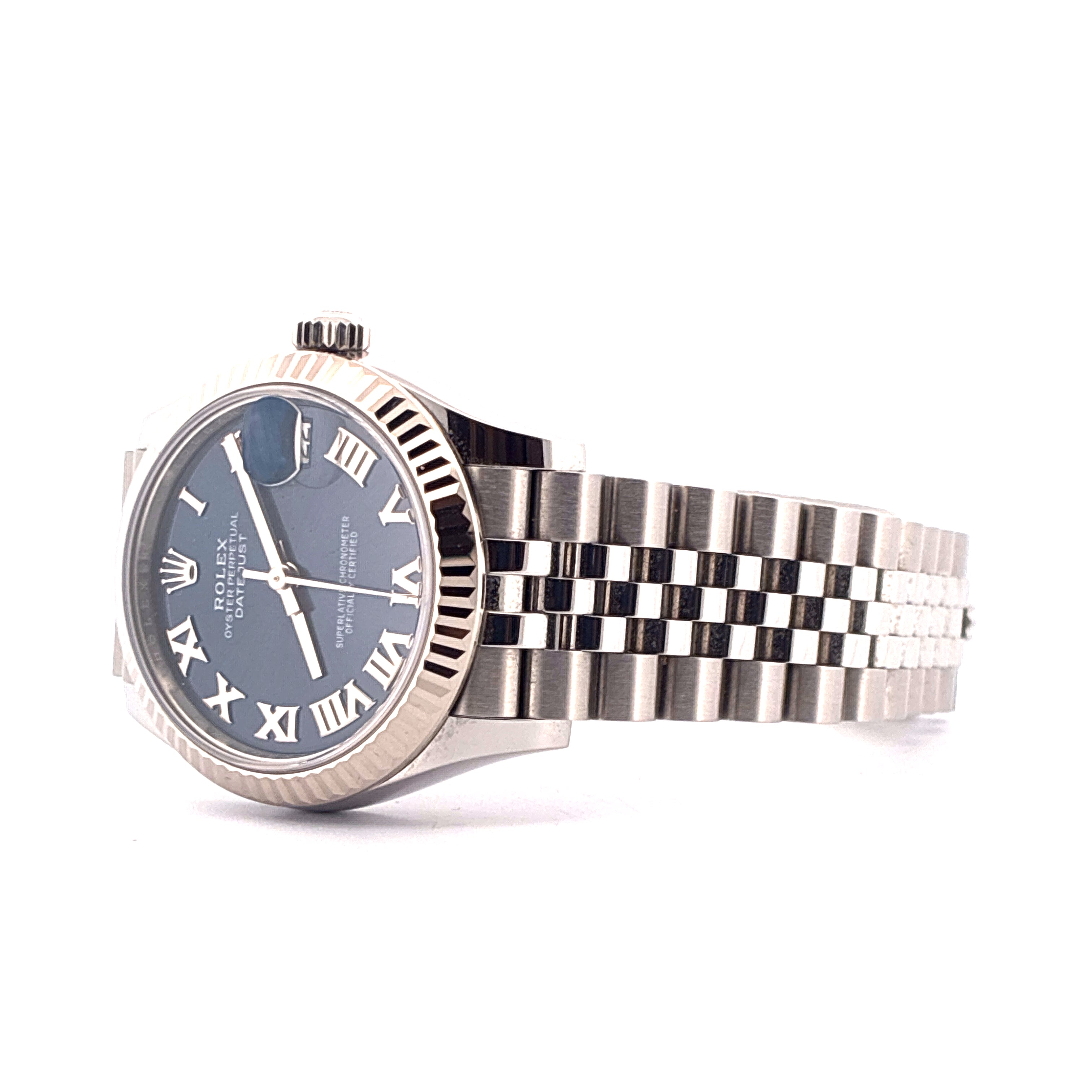 Rolex Datejust 31 mit blauem Zifferblatt und Stahlband aus der Seitenansicht auf weißem Hintergrund
