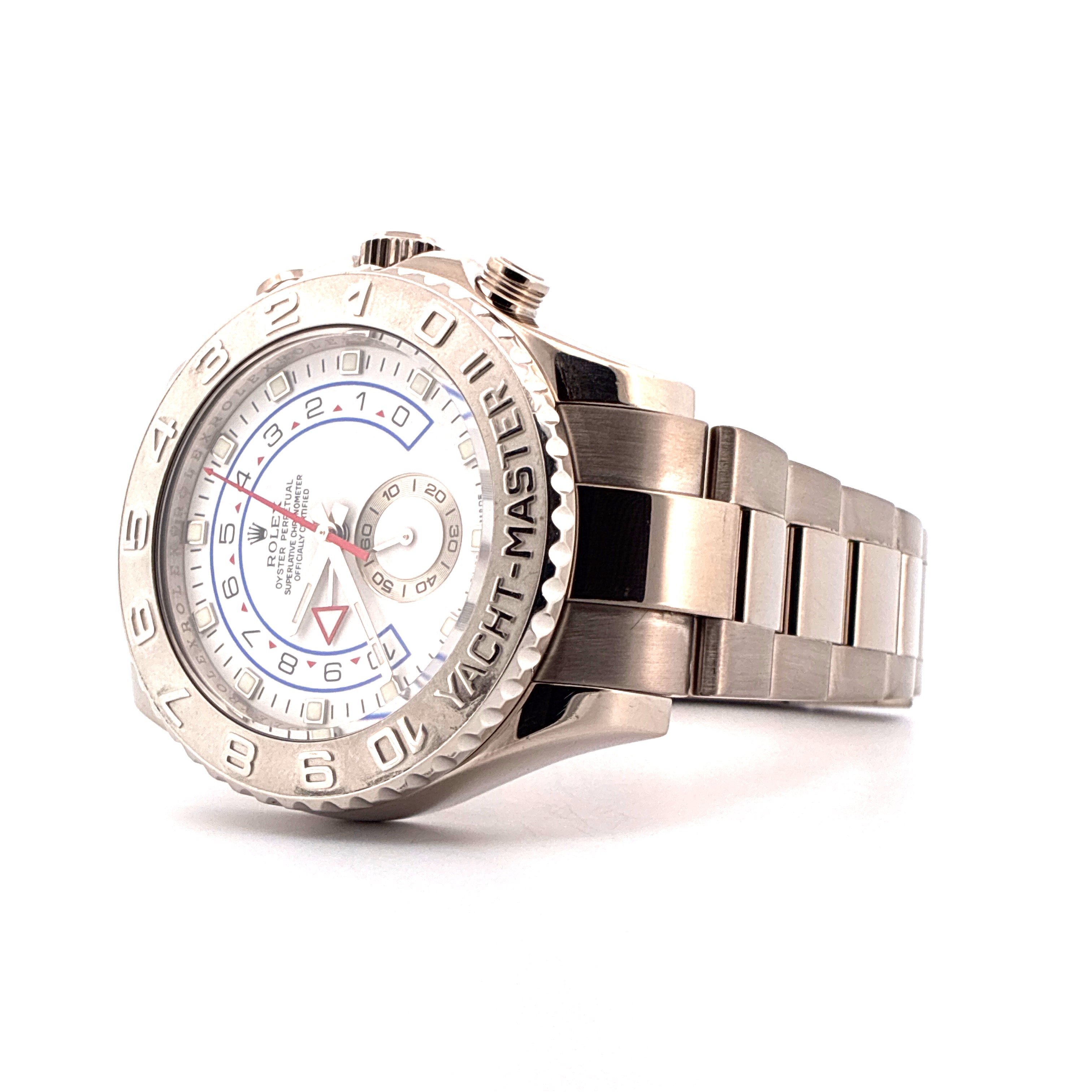 Rolex Yacht-Master II aus Weißgold mit weißem Zifferblatt und Metallarmband, seitliche Ansicht auf weißem Hintergrund
