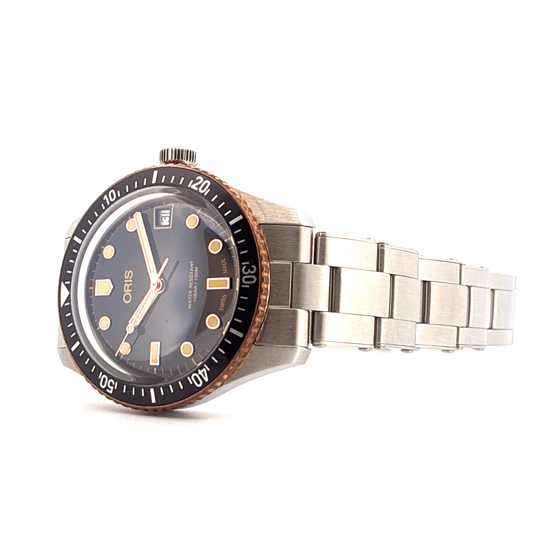 Oris Divers Sixty Five neu Edelstahl mit silbernem Armband und bronzefarbener Lünette im Seitenprofil