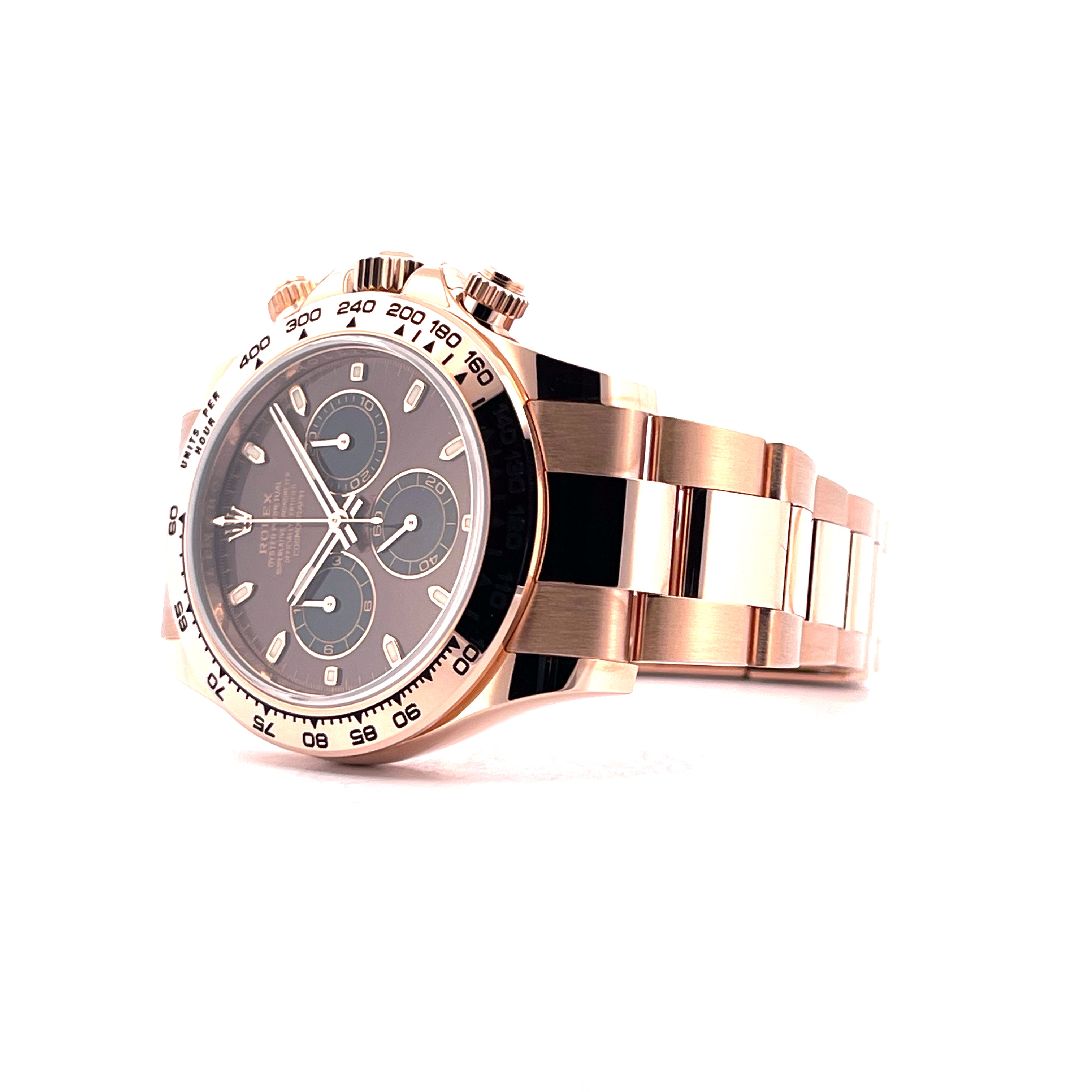 Rolex Daytona Everose 18 kt mit braunem Zifferblatt, Seitenansicht, Gehäuse und Armband aus Roségold auf weißem Hintergrund