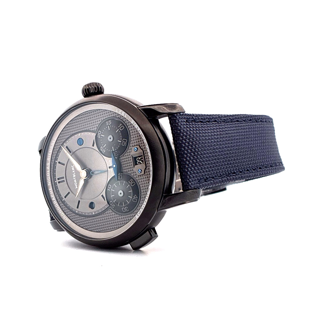 Montblanc Nicolas Rieussec Chronograph 43 mm mit blauem Armband auf weißem Hintergrund