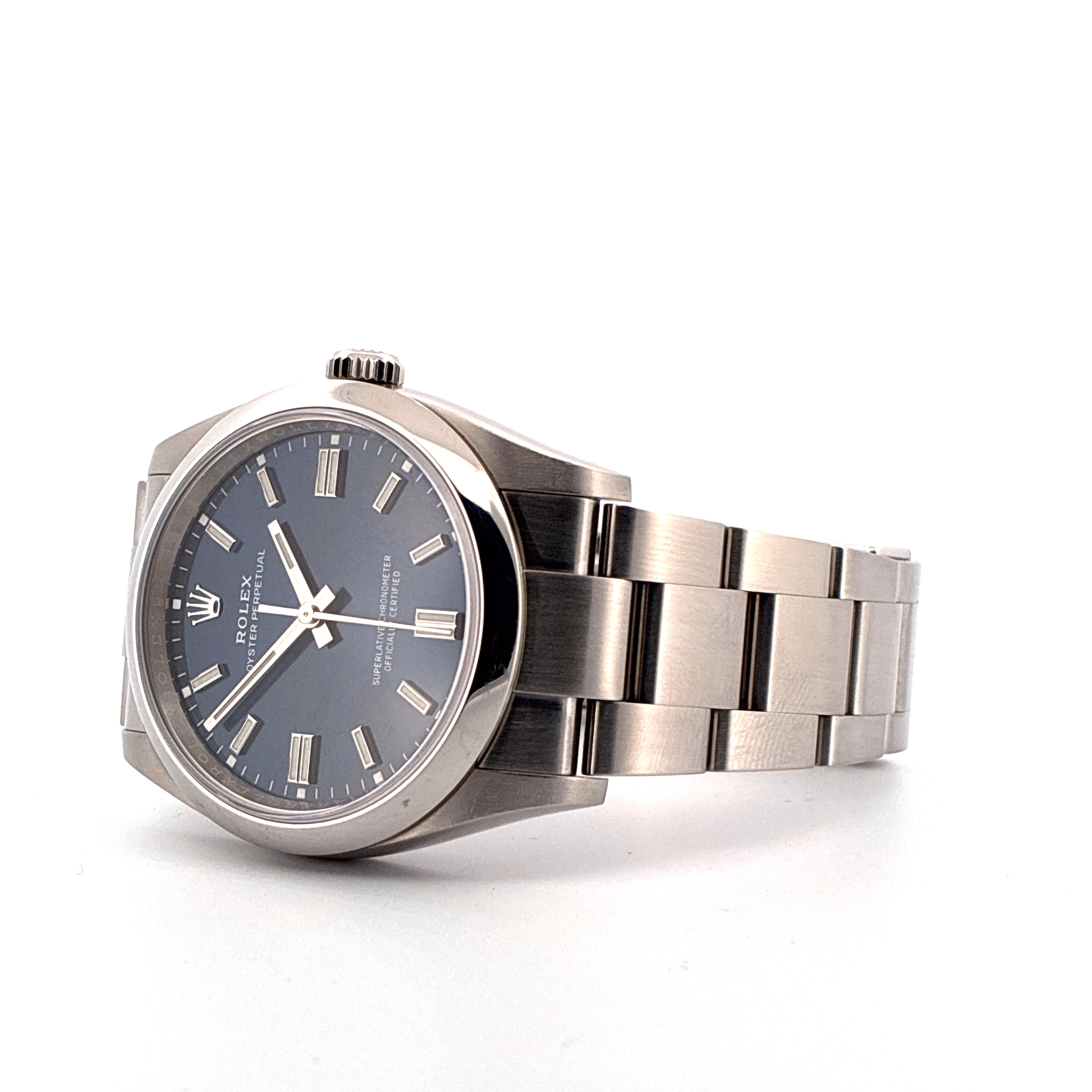 Rolex Oyster Perpetual 36 mit blauem Zifferblatt und Stahlband aus dem Jahr 2022 auf weißem Hintergrund
