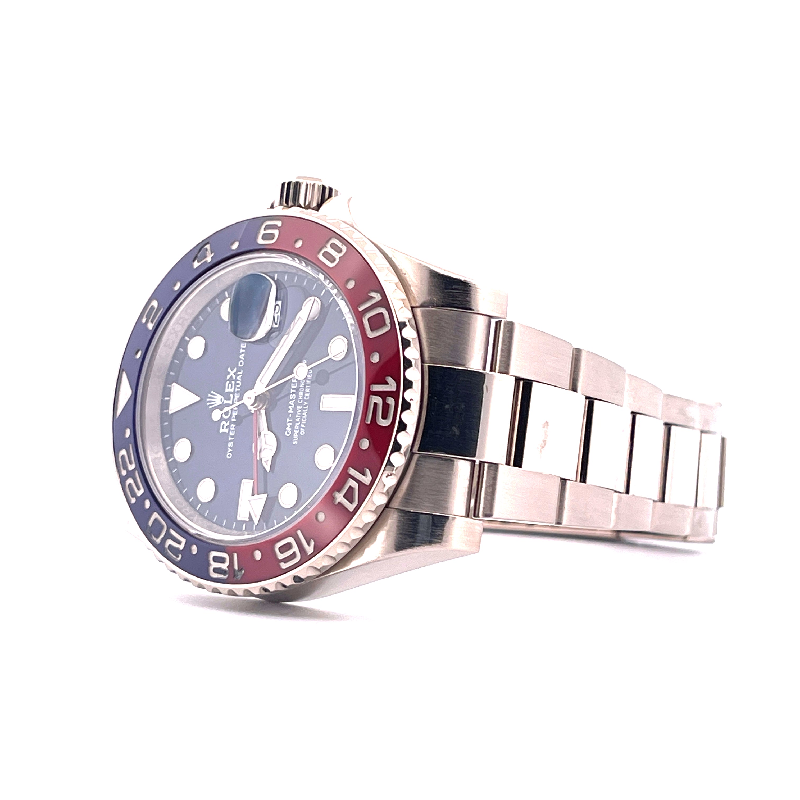 Rolex GMT-Master II in Weißgold mit blauem Zifferblatt und Zweifarbiger Lünette auf weißem Hintergrund