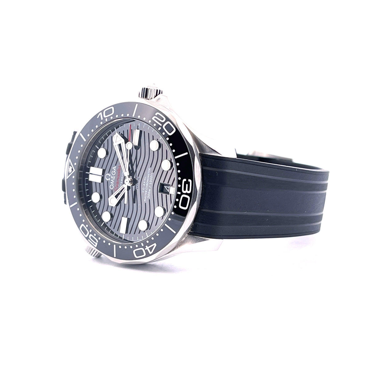 Omega Seamaster Diver 300 M Black / Full Set / very good Condition / Germany / 2021, Schrägansicht mit Zifferblatt, Krone und Armband vor weißem Hintergrund