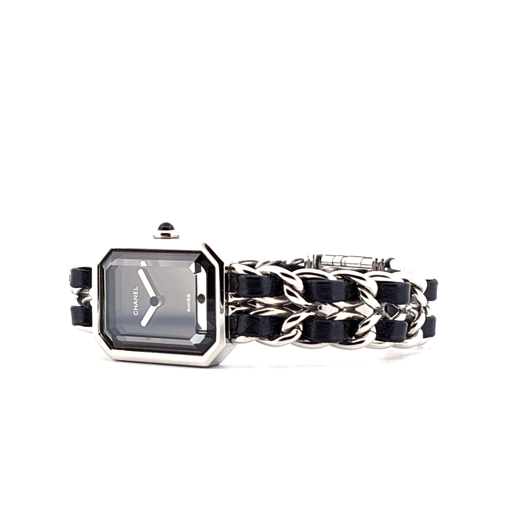 Chanel Premiere Uhr mit schwarzem Leder-Kettenarmband und Edelstahlgehäuse auf weißem Hintergrund