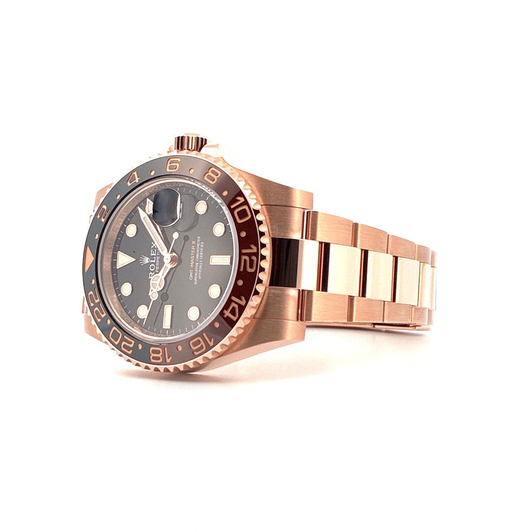 Rolex GMT-Master II Roségold 2022 Ansicht von der Seite mit grauem Zifferblatt und zweifarbiger Lünette