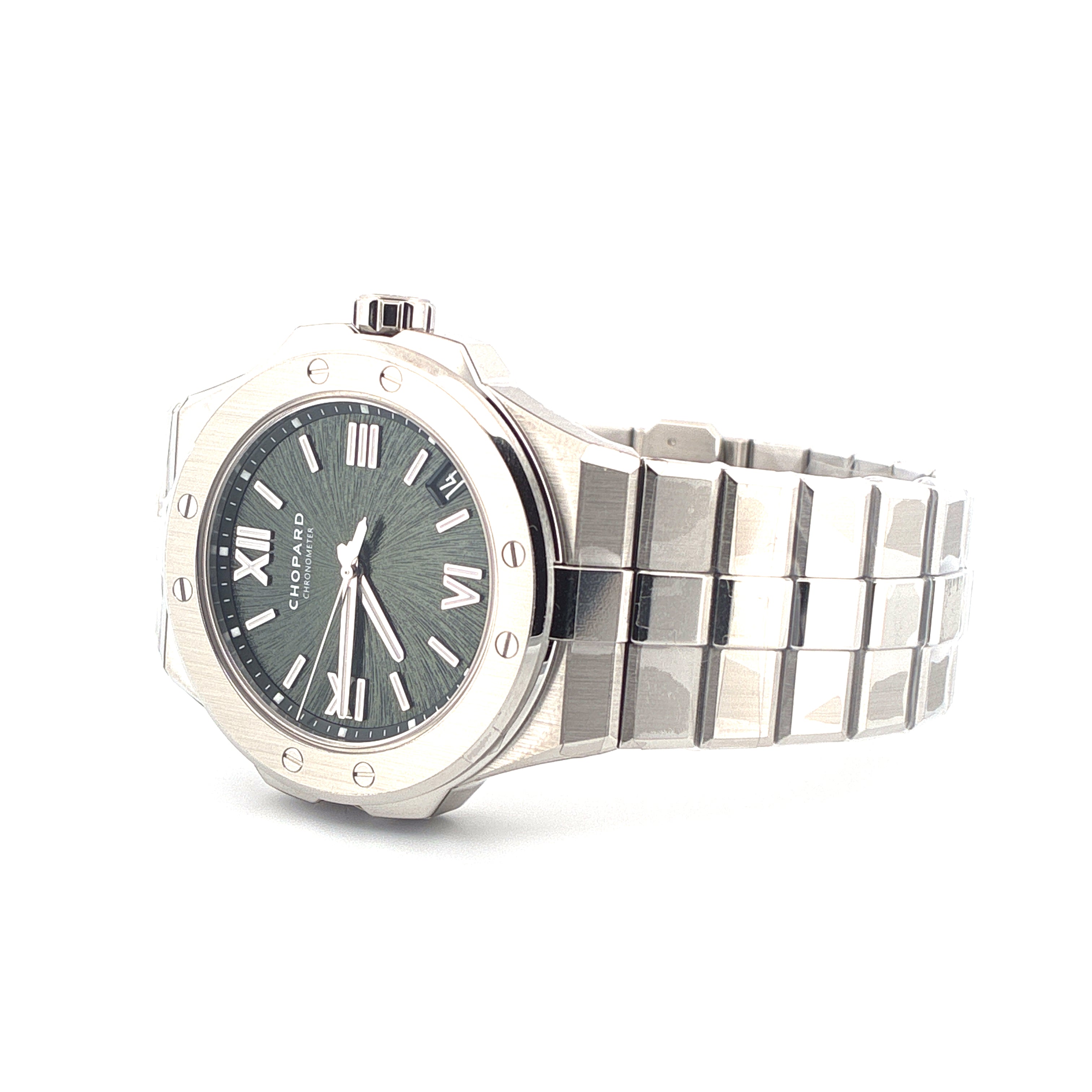 Chopard Alpine Eagle mit grünem Zifferblatt und Edelstahlarmband aus der Seitenansicht auf weißem Hintergrund