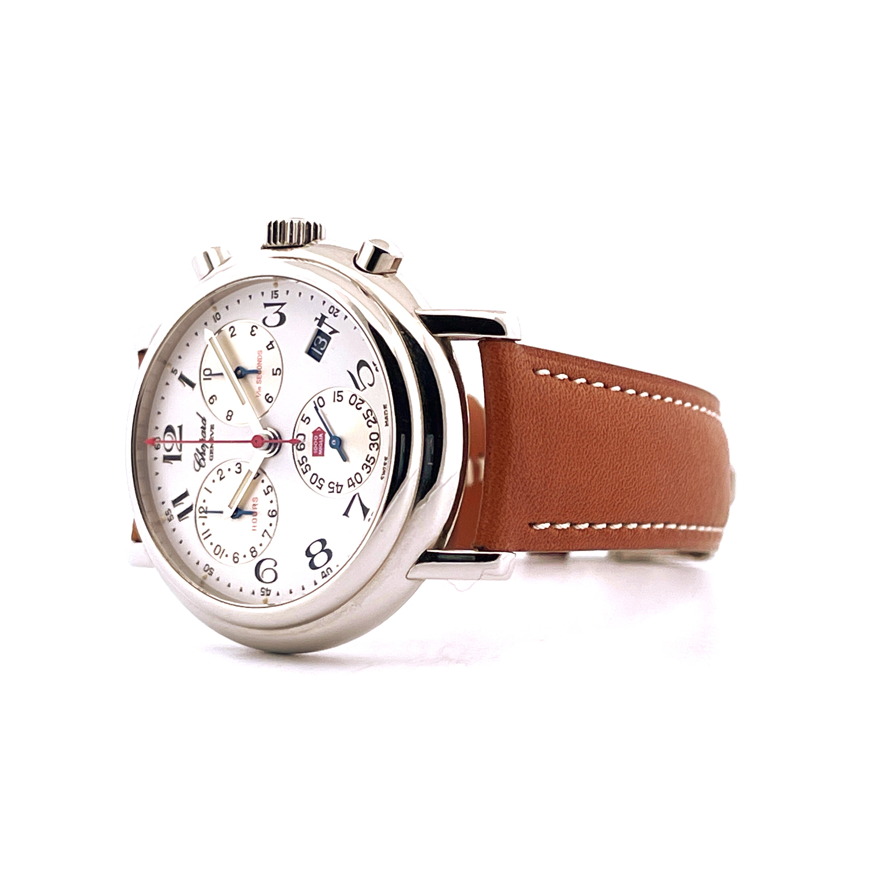 Chopard Mille Miglia Quarz Armbanduhr mit braunem Lederarmband in Schrägansicht auf weißem Hintergrund