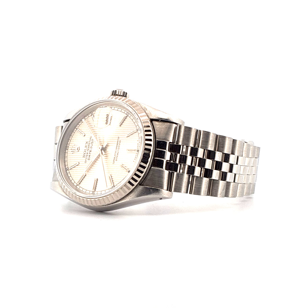 Rolex Datejust 36 aus Stahl, Baujahr 1991, mit silbrigem Zifferblatt und geriffelter Lünette, seitliche Ansicht auf weißem Hintergrund