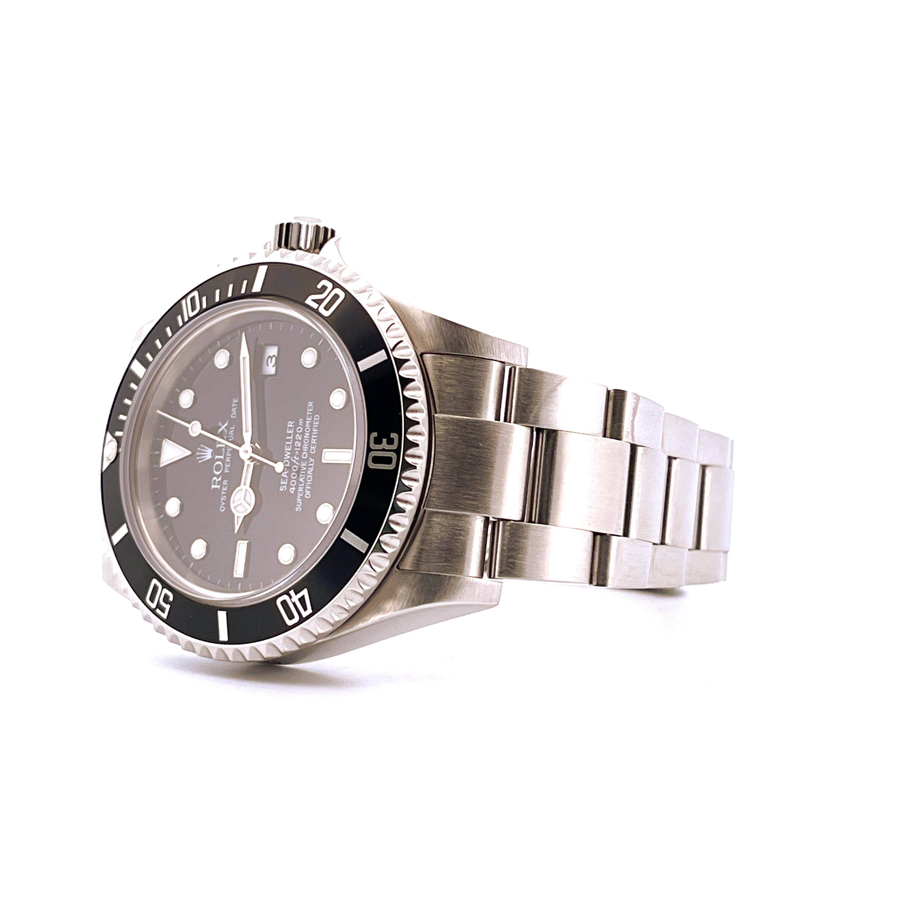 Rolex Sea-Dweller 4000 von der Seite aufgenommen mit Stahlarmband auf weißem Hintergrund