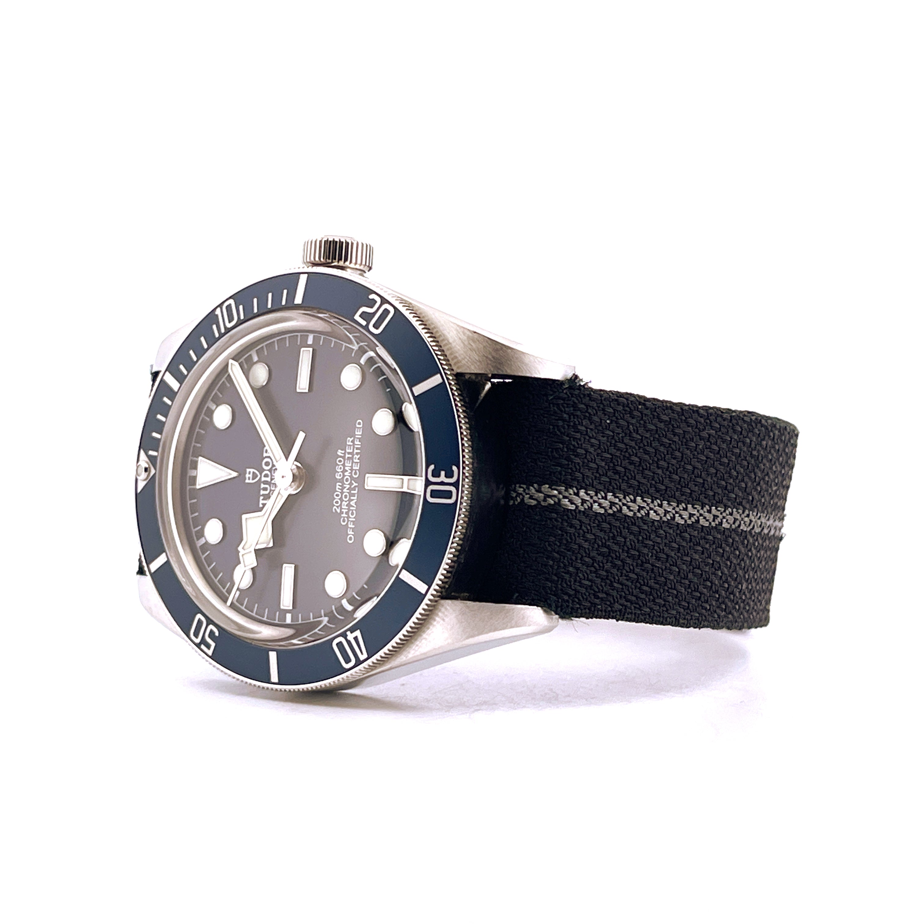 Tudor Black Bay Fifty-Eight Navy Blue 2022 aus Stahl mit blauem Textilarmband im Detail auf weißem Hintergrund