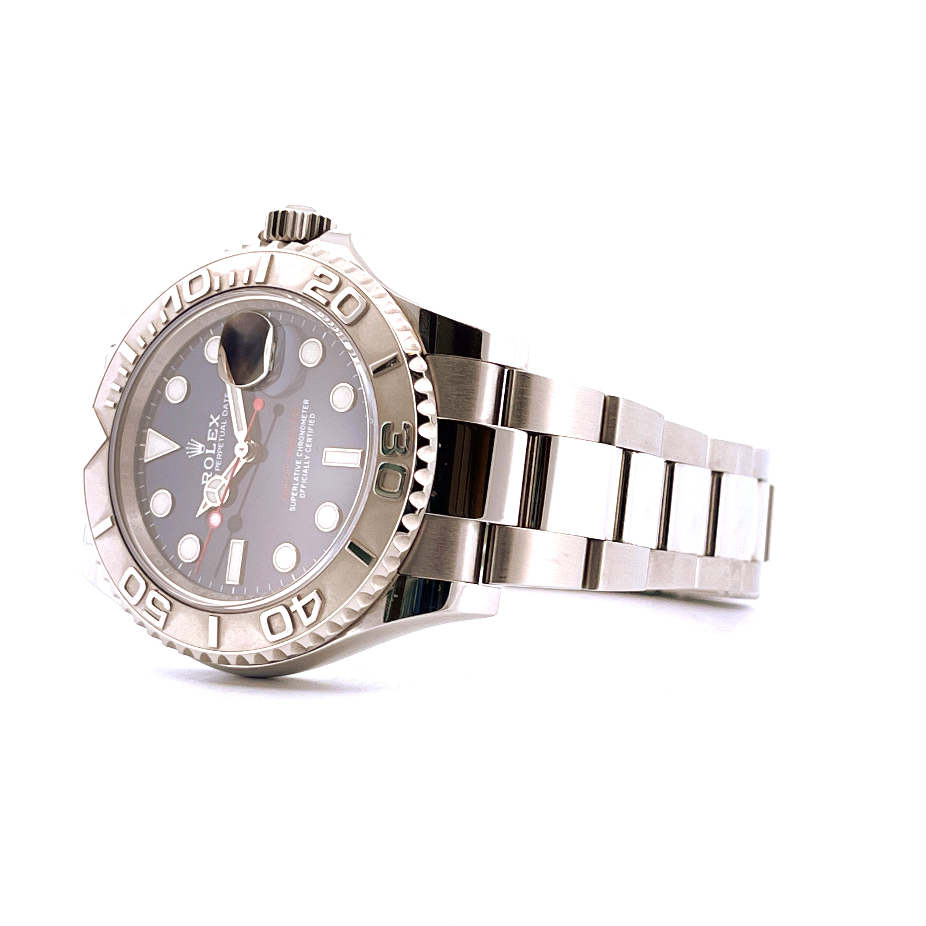 Rolex Yacht-Master 40 Edelstahl mit blauem Zifferblatt von der Seite auf weißem Hintergrund