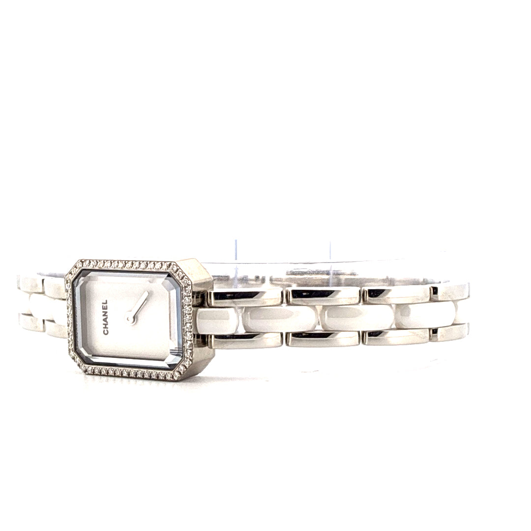 Chanel Première Uhr mit Diamantlünette und bicolor Keramikband auf weißem Hintergrund