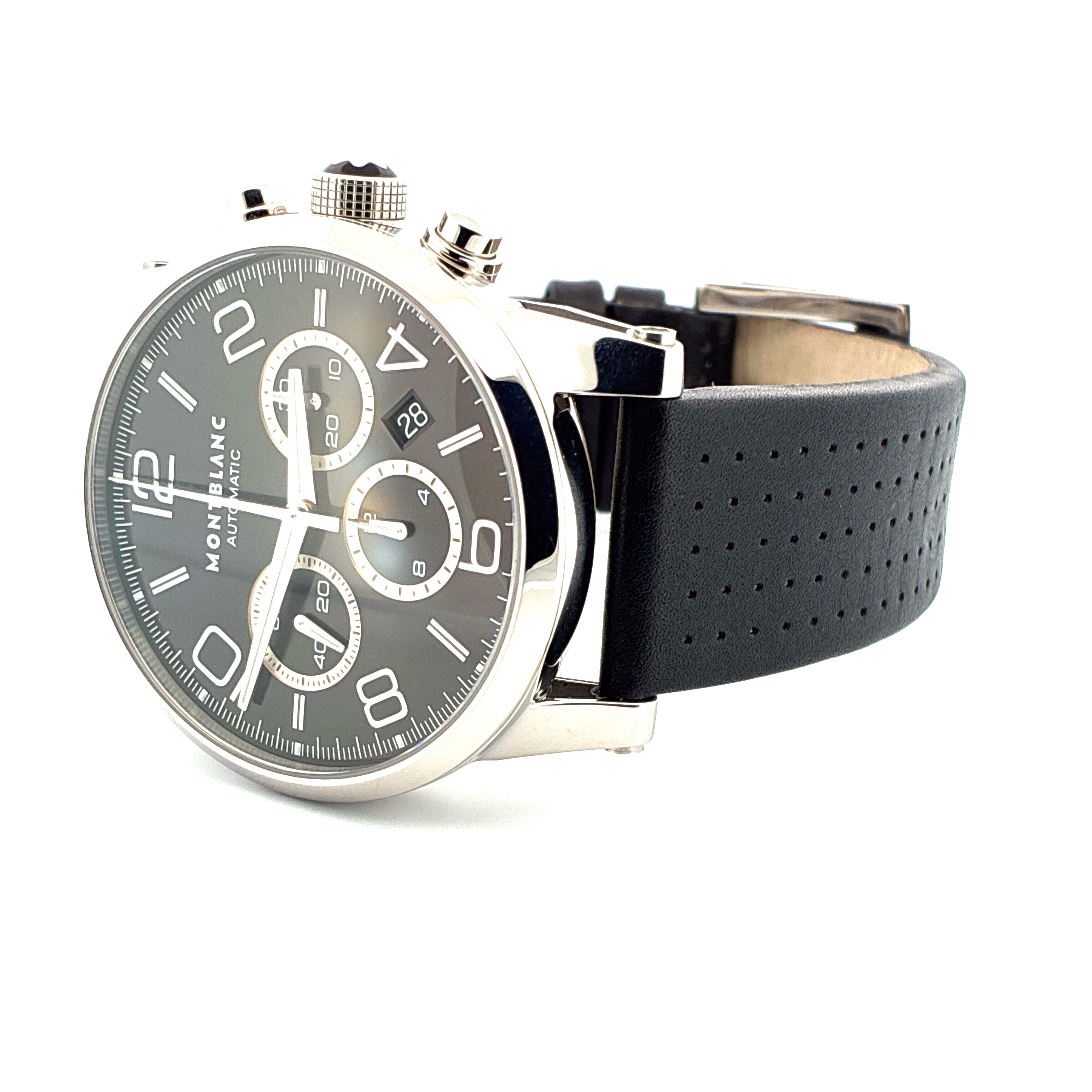 Montblanc Timewalker Chronograph im Detail mit Edelstahlgehäuse, schwarzem Zifferblatt und perforiertem Lederarmband