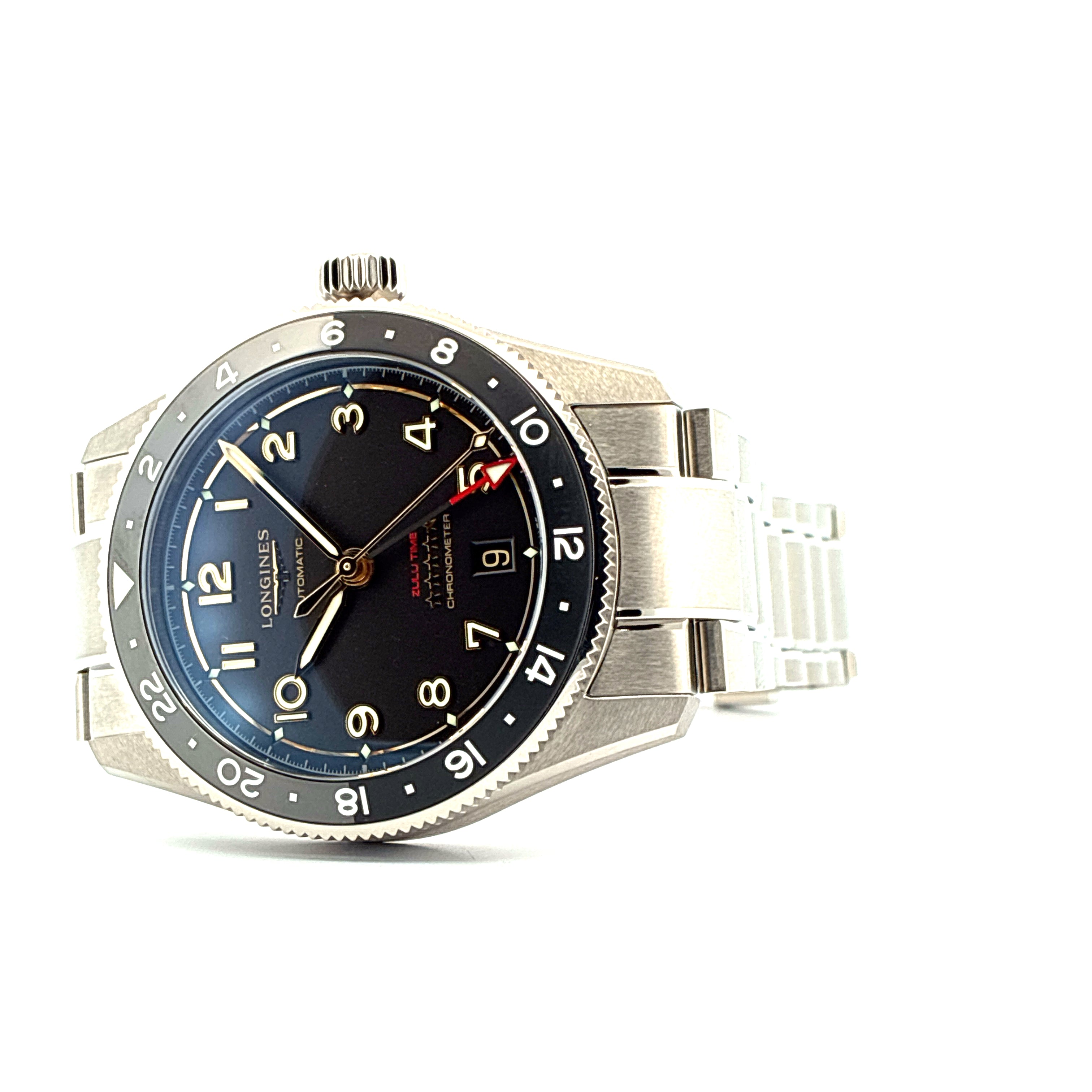 Longines Spirit Zulu Time 39mm Automatik auf der rechten Seite vor weissem Hintergrund, schwarzes Zifferblatt, Edelstahl-Armband und Lünette