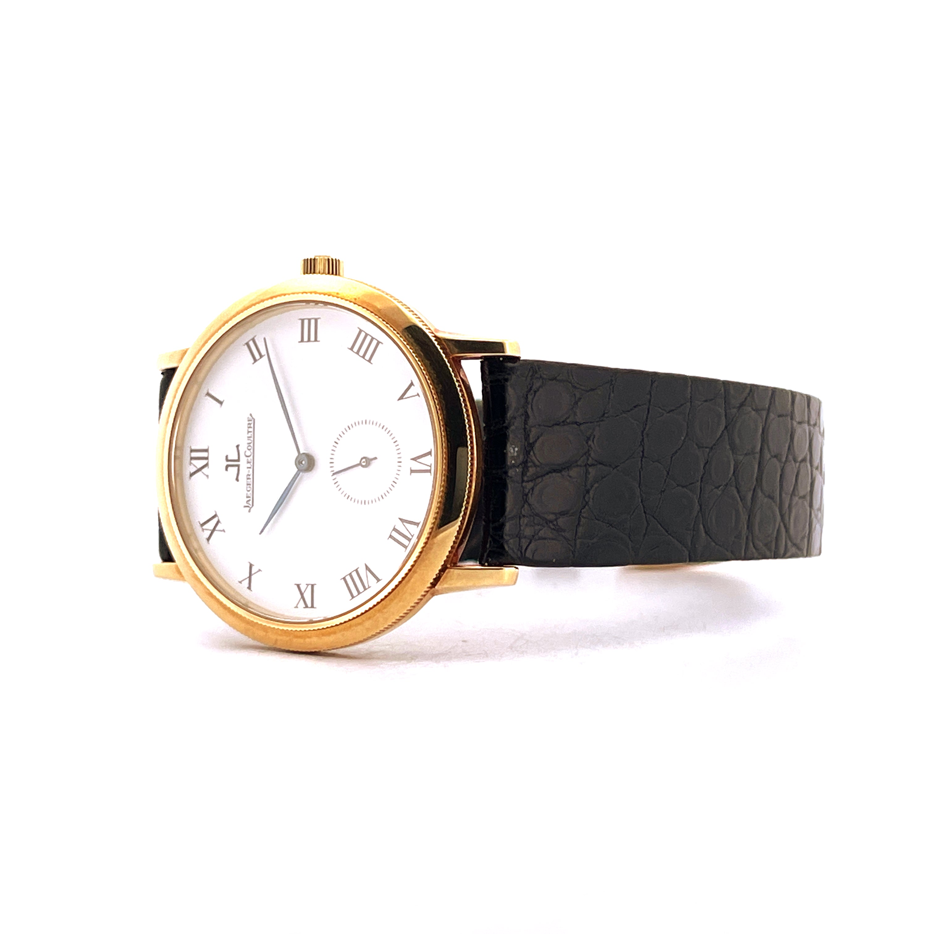 Jaeger-LeCoultre Gentilhomme 18k Gold 34mm (1995) mit weißem Zifferblatt und schwarzem Lederarmband auf weißem Hintergrund