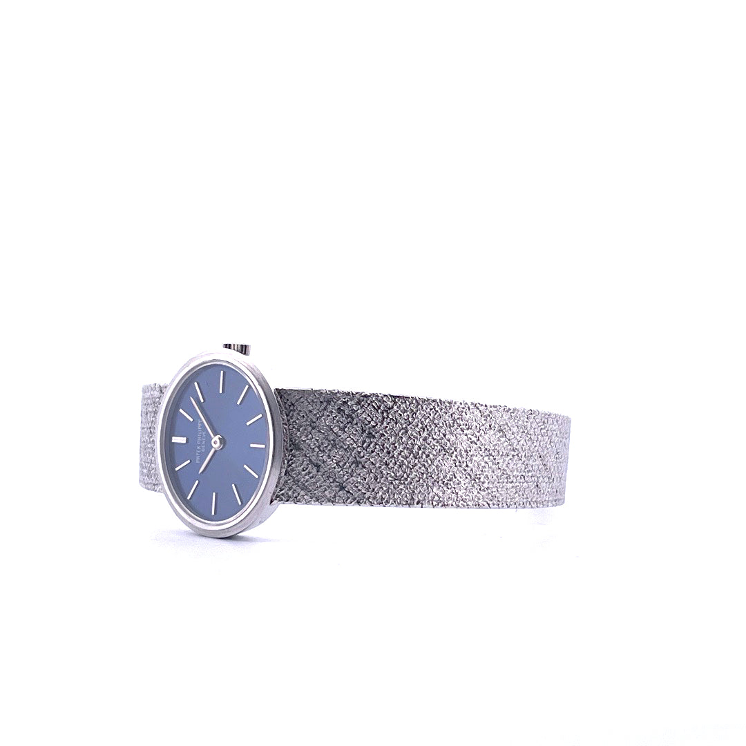 Patek Philippe Ellipse d'Or aus Weißgold mit blauem Zifferblatt und geflochtenem Armband in Seitenansicht