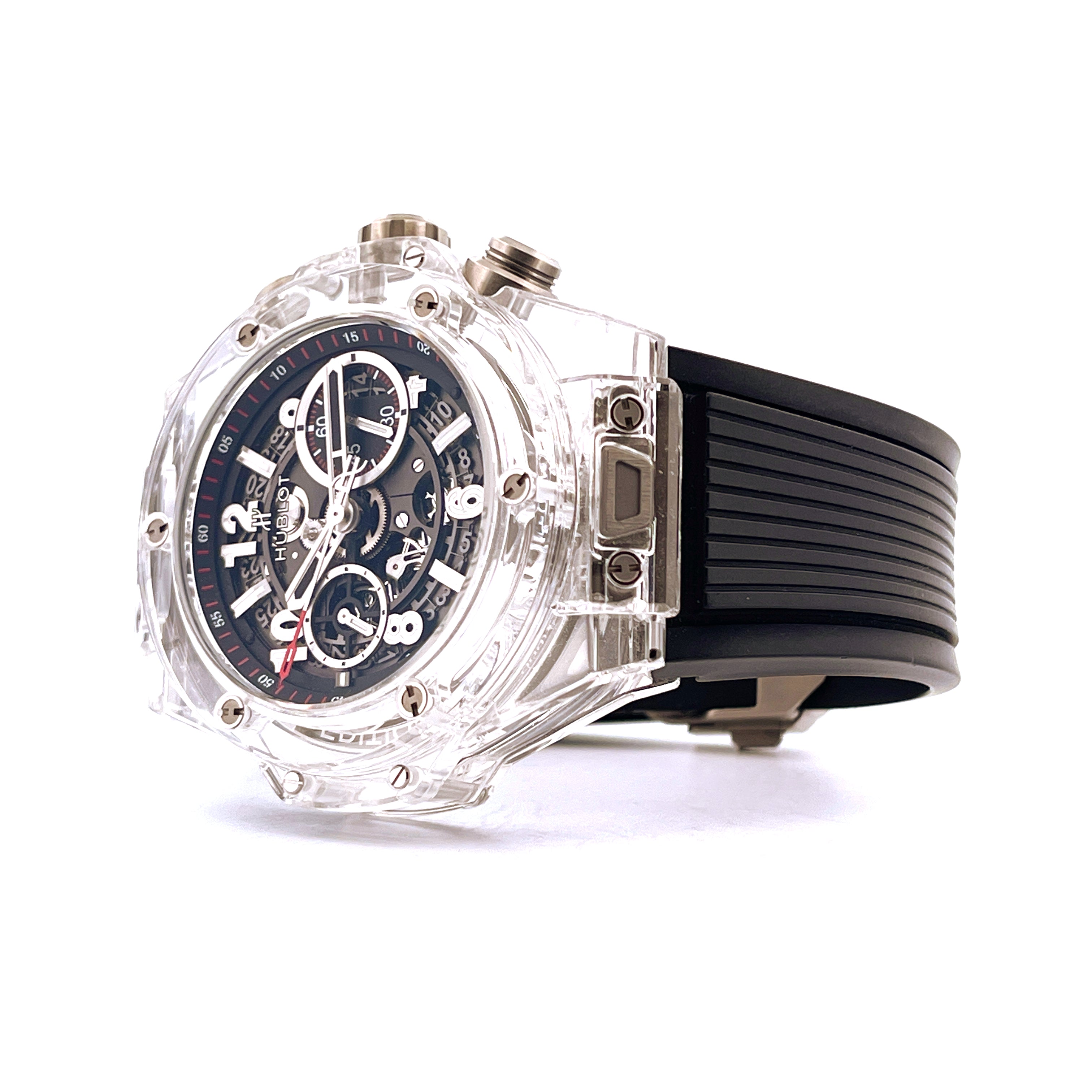 Hublot Big Bang Unico Magic Sapphire Herrenuhr mit transparentem Gehäuse und schwarzem Armband auf weißem Hintergrund