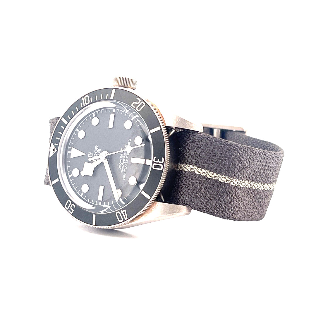 Tudor Black Bay Fifty-Eight 925 Silber Automatik mit grauem Textilarmband und silbernem Gehäuse im Detail auf weißem Hinte…