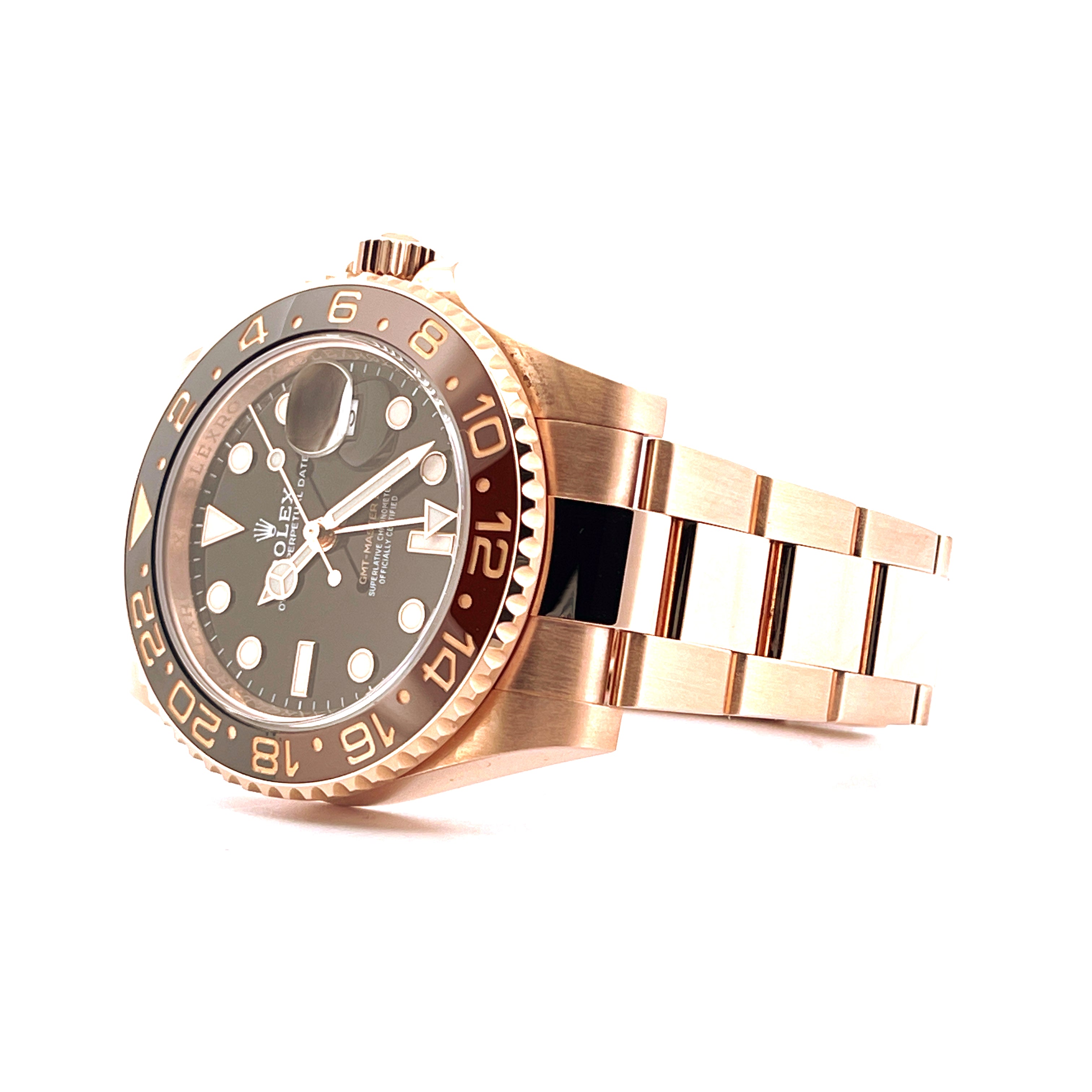 Rolex GMT-Master II Full Everose im Profil auf weißem Hintergrund Gehäuse und Armband aus Roségold mit brauner Keramiklunette