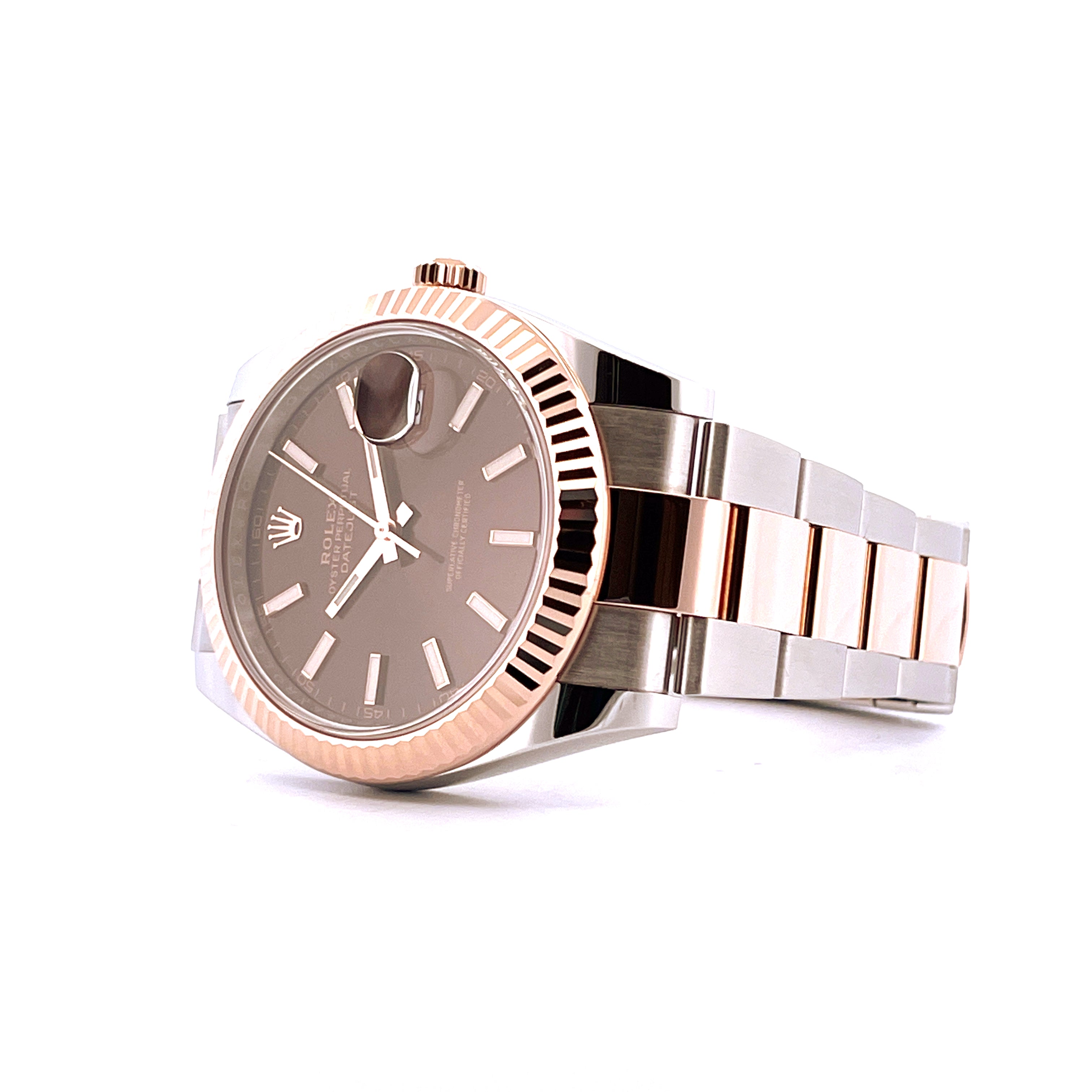 Rolex Datejust 41 Stahl&Gold Schokoladen-Zifferblatt, aus der Draufsicht fotografiert, im Uhrband sind Roségold-Elemente z…