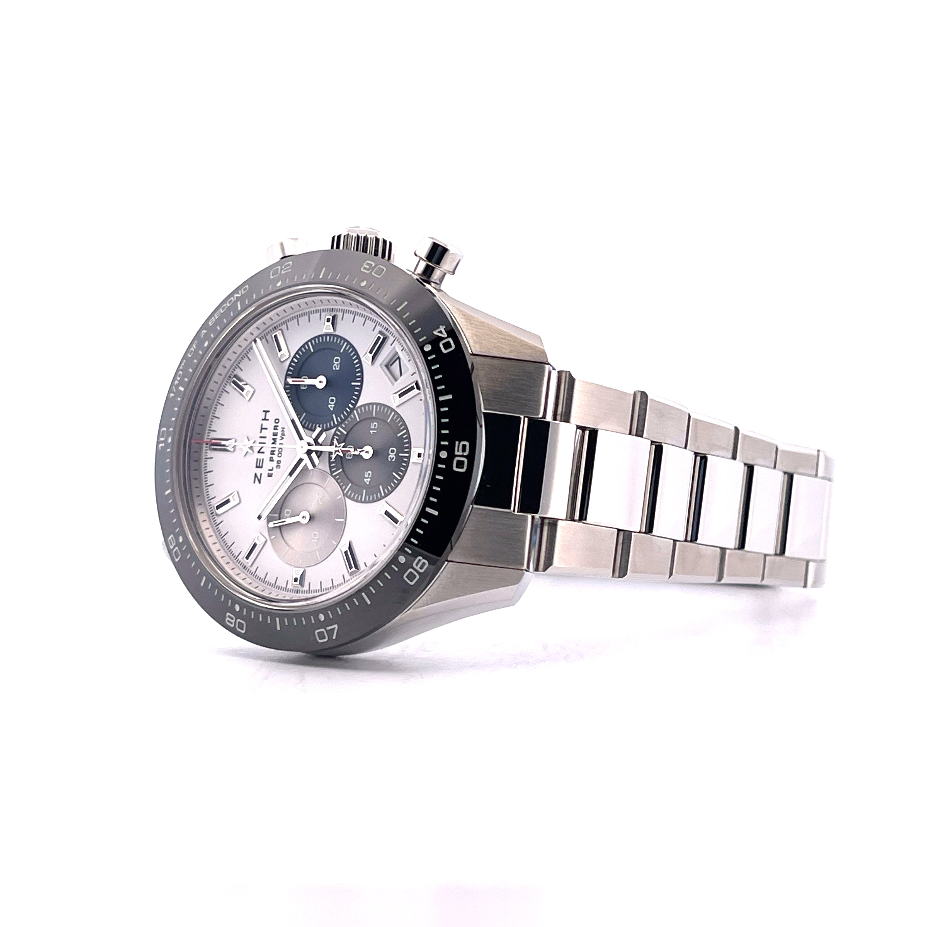 Zenith Chronomaster Sport mit weißem Zifferblatt und Edelstahlarmband im Detail auf weißem Hintergrund