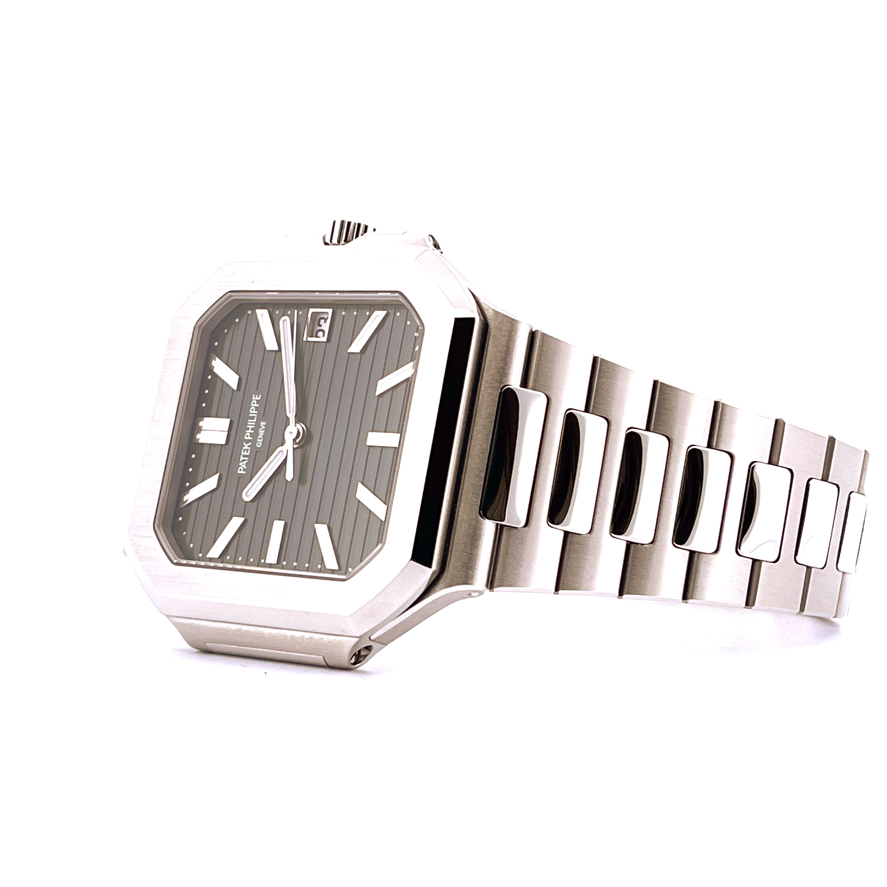 Patek Philippe Cubitus Steel mit grünem Zifferblatt und Edelstahlarmband auf weißem Hintergrund