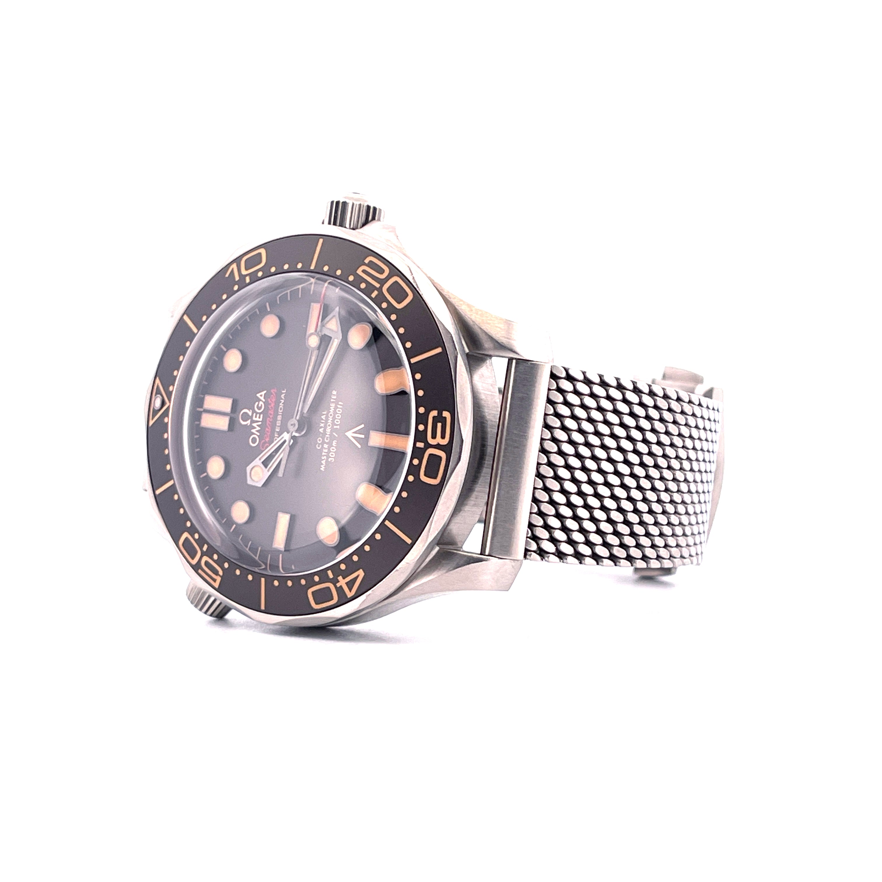 Omega Seamaster Diver 300m Titan im Detail mit Milanaise-Armband auf weißem Hintergrund