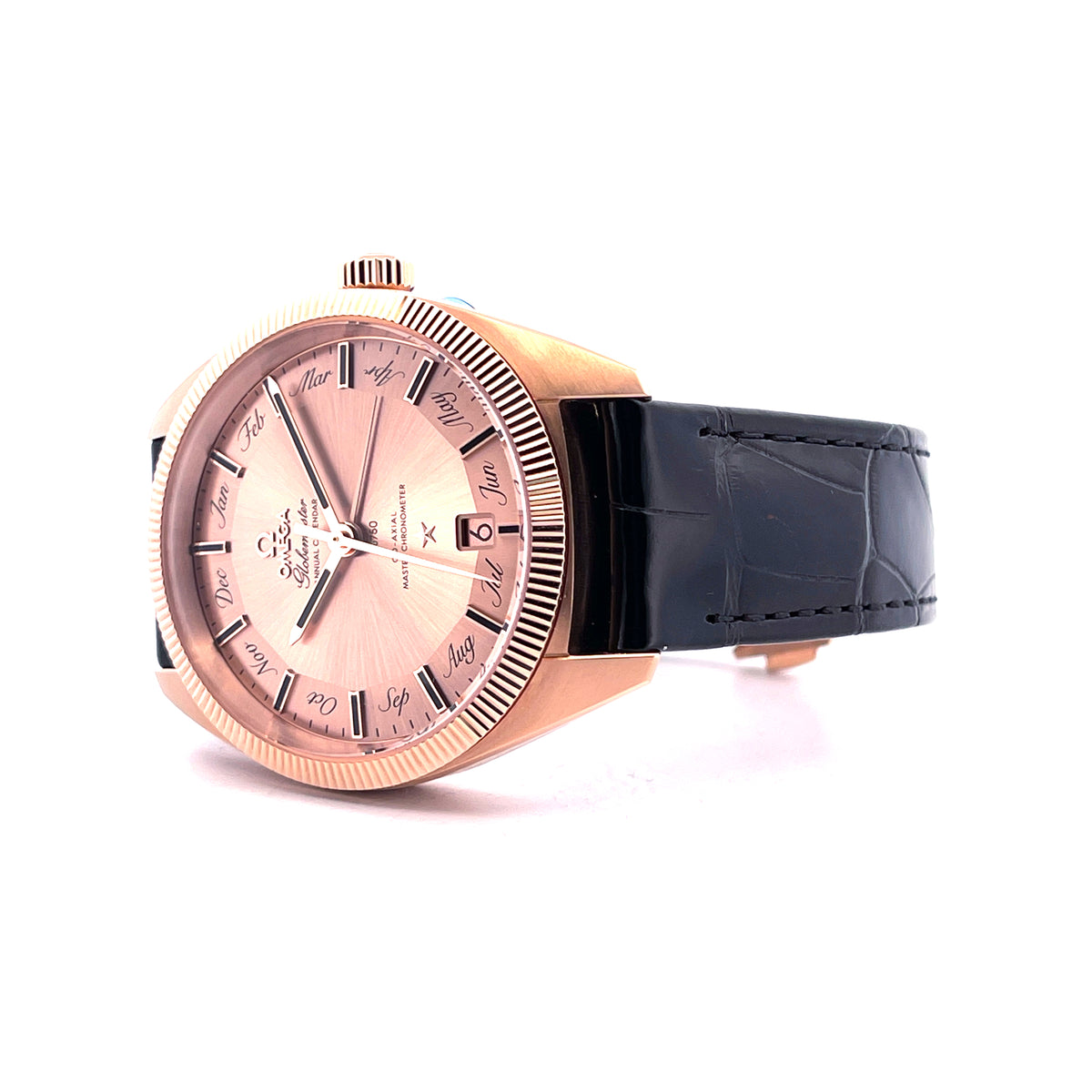 Omega Globemaster Co-axial Master Chronometer Annual Calendar Roségold / Full Set / very good Condition / Germany / 2023, Schrägansicht mit Zifferblatt, Krone und Armband vor weißem Hintergrund